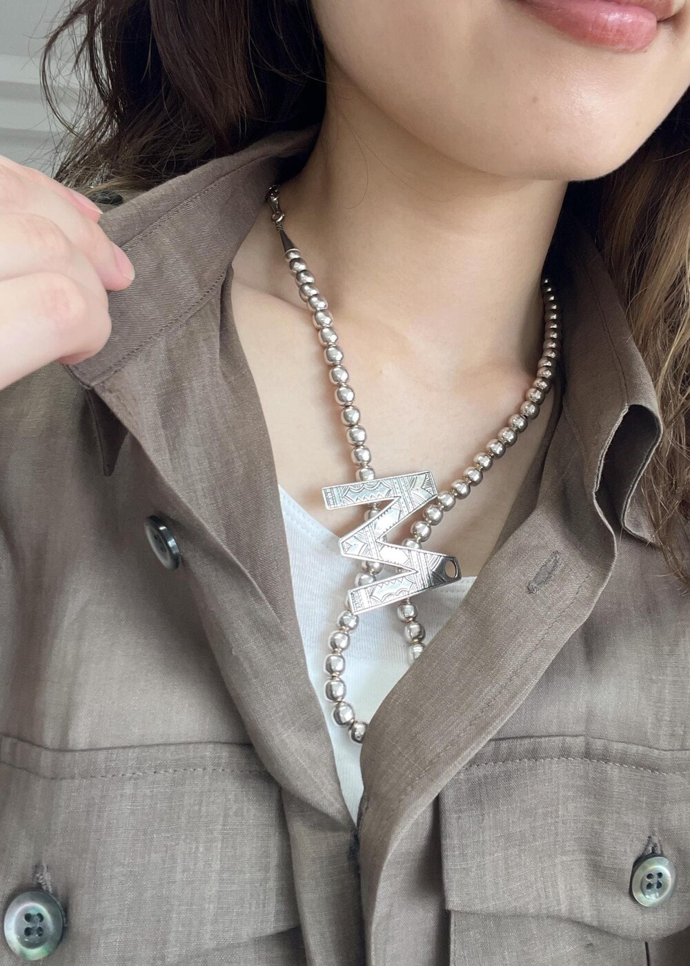 「ミリタリージレ、ミリタリーベスト、ブラウン、羽織、タンクトップ、カーヴィーパンツ、撥水、レザー、Gabriela Coll Garments、ERICKA NICOLAS BEGAY、トゥアレグ、ブローチ、初夏コーデ、夏コーデ、デートコーデ」｜「SALON adam et rope'のヒールトングサンダル（サンダル、ブラック系）」を使った、michiruさん（レディース・156cm）の春コーディネートの10枚目の写真