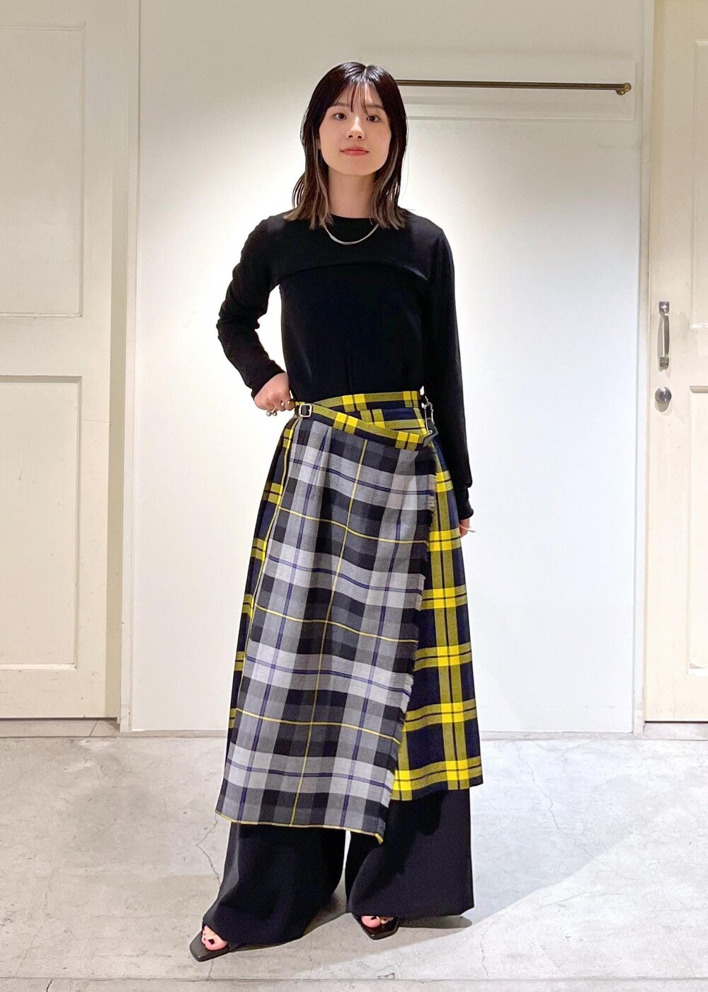 「GGG for SALON、GOOD PEOPLE GOOD STITCHING GOOD PRODUCT、シアー、Tシャツ、ブラック、オールインワン、ベアトップ、O'NEIL of DUBLIN for SALON、O'NEIL of DUBLIN、キルトスカート、チェック柄、BRENTELLA、ミニバッグ、レザー、ヒール」｜「O'NEIL of DUBLINの【O'NEIL of DUBLIN for SALON】別注2カラーレッグイージーキルトスカート（スカート、グレー系）」を使った、michiruさん（レディース・156cm）の秋コーディネートの4枚目の写真