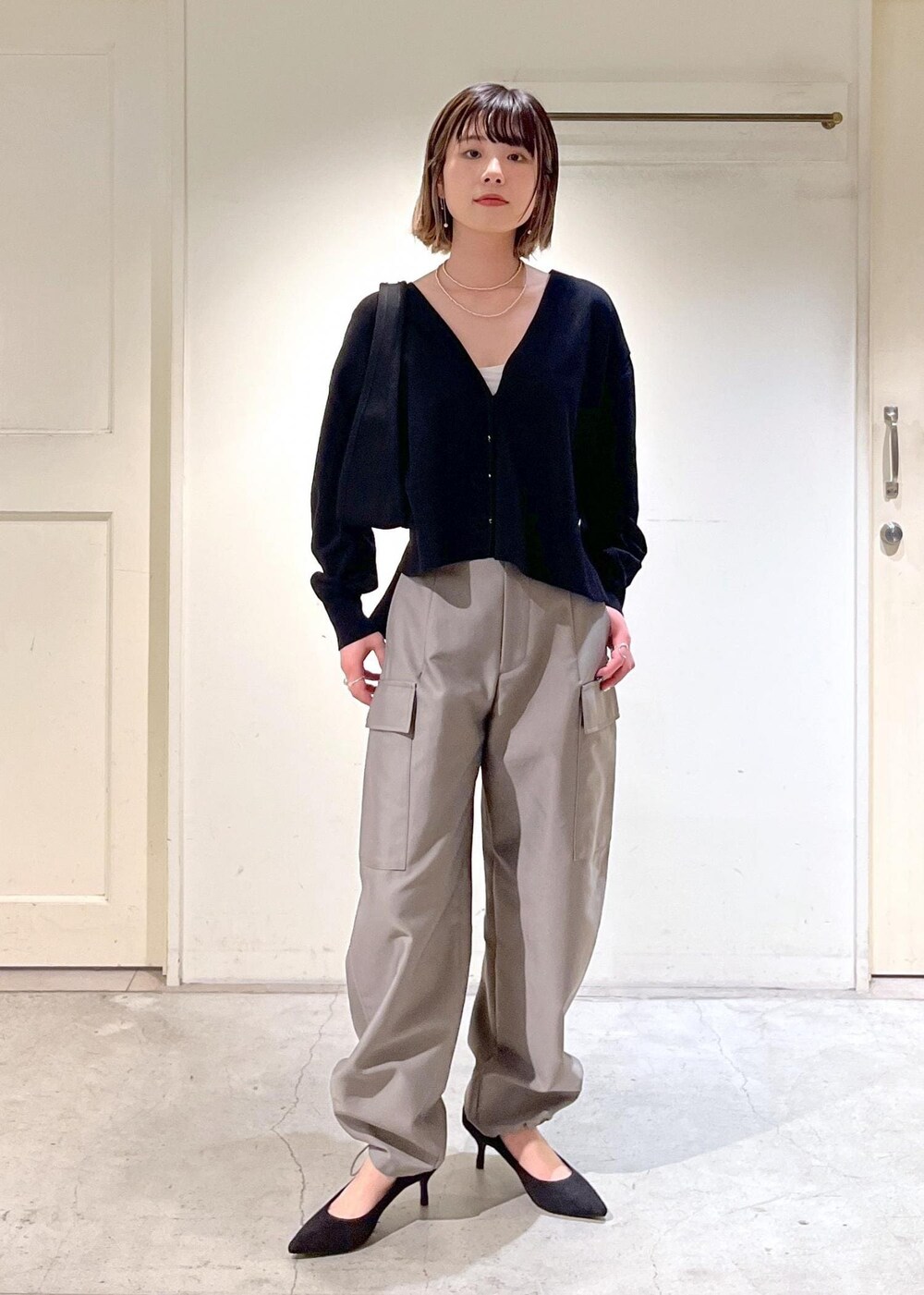 「Ｖネック、金ボタン、カーゴパンツ、グレー、撥水加工、ハンドバッグ、ブラック、カーディガン、パンツ、パンプス、サロンアダムエロペ、SALON adam et ropé、24SS春の新作、低身長、骨格ウェーブ」｜「SALON adam et rope'のカービーカーゴパンツ【撥水加工・洗える】（カーゴパンツ、グレー系）」を使った、michiruさん（レディース・156cm）の春コーディネートの6枚目の写真