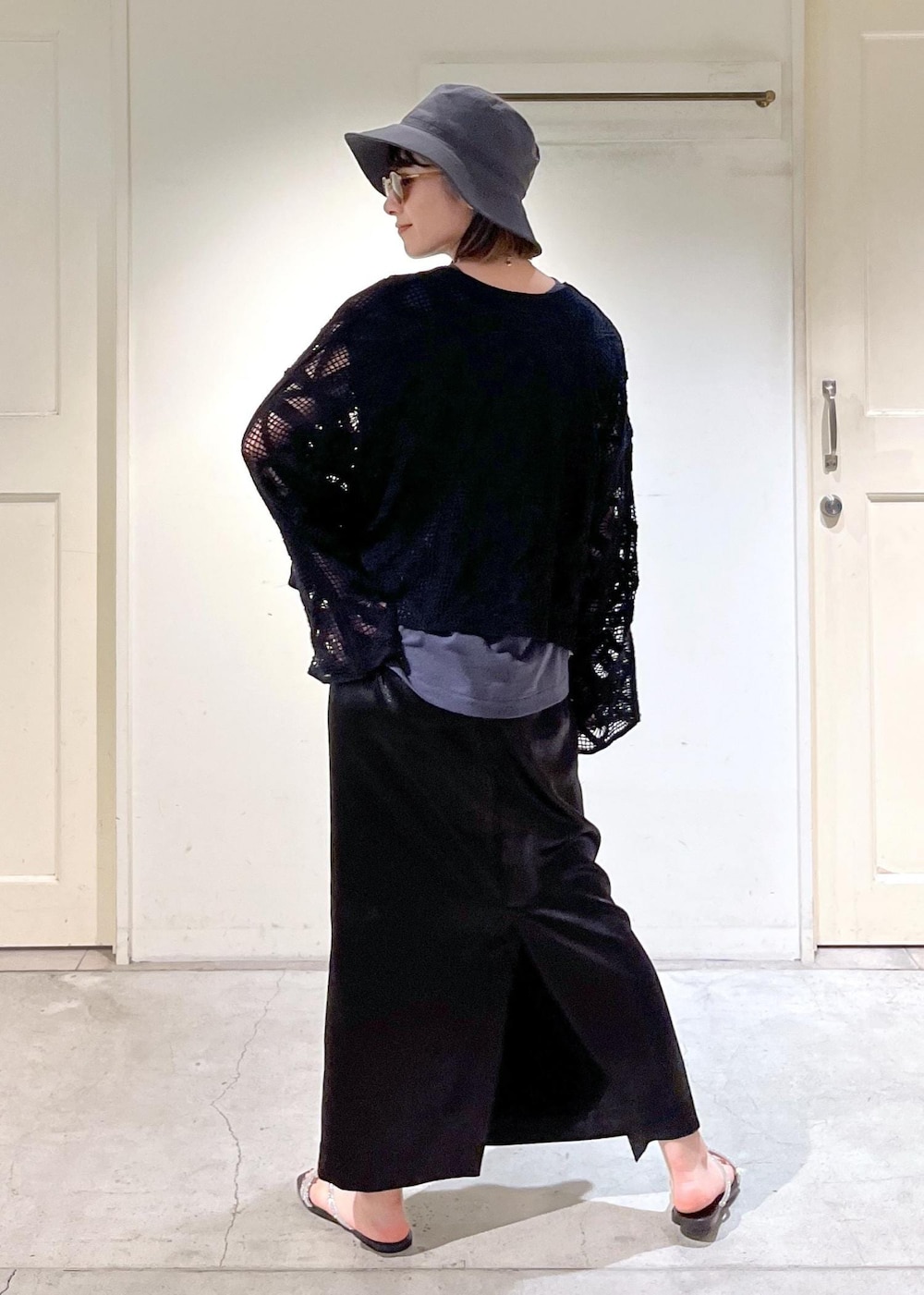「カーディガン、2way、クロシェ編み、レース、Americana、VINILO、別注、chisaki、帽子、IZIPIZI、サングラス、ブラック、プルオーバー、ネイビー、ロゴ」|「SALON adam et rope'のシャイニーナロースカート【洗える】(スカート、ブラック系)」を使った、michiruさん(レディース・156cm)の春コーディネートの8枚目の写真