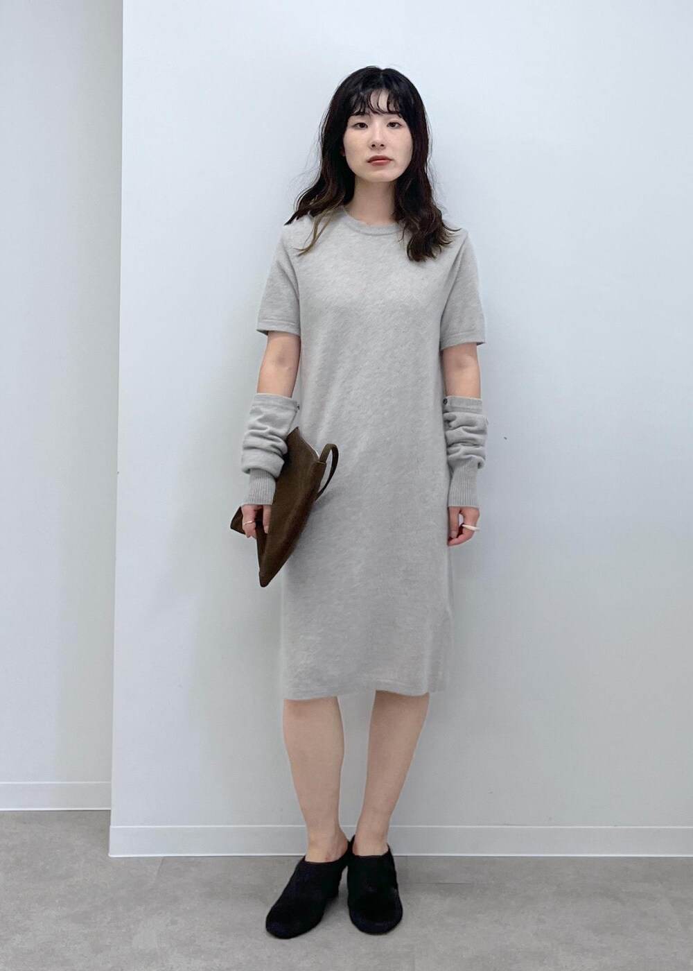 ブラウン系のショルダーバッグ、ベージュ系のワンピース、ブラック系のその他シューズを着用したレディースの秋コーディネートの5枚目の写真