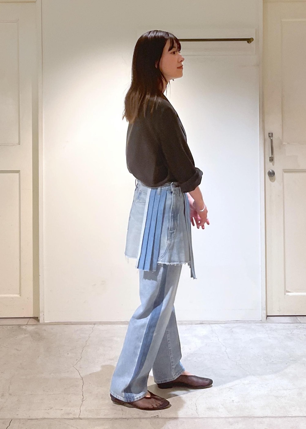 「GENTLE SILK、Hug Silk、ネイビー、KURO for SALON、デニム、OPTIMA、サイドライン、REMME、salon_recommemd_outer_pickup、ミニスカート、巻きスカート、Morphee、トートバッグ、ショルダーバッグ、やぎ革」｜「REMMEの【REMME(レメ)】メッシュフラットシューズ（パンプス、ブラック系）」を使った、michiruさん（レディース・156cm）の春コーディネートの8枚目の写真