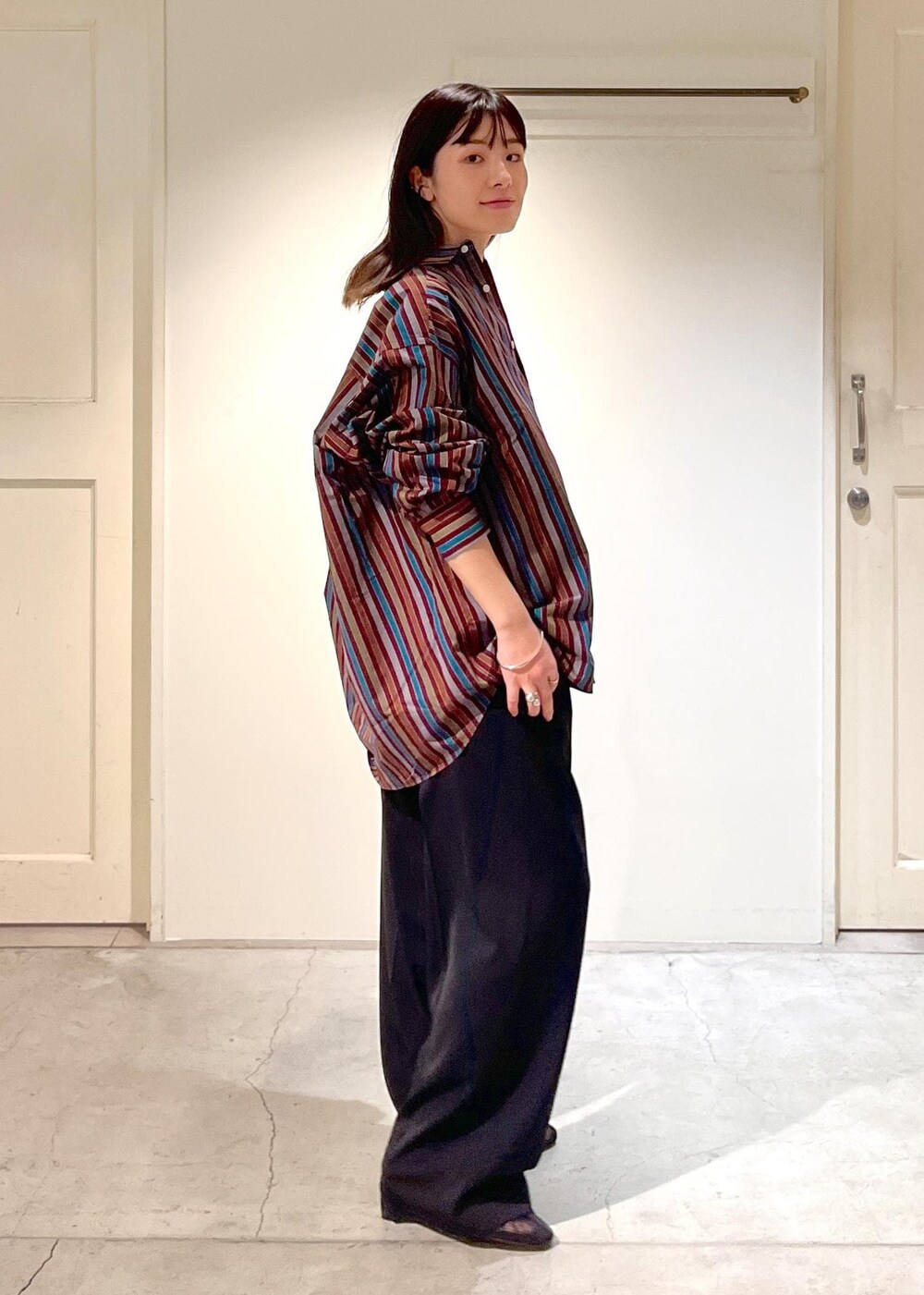 「Baserange、ベースレンジ、シャツ、オーバーシャツ、ストライプ、ジレ、フラワー、ブラック、キャミソール、イージーパンツ、REMME、メッシュ、フラットシューズ、ERICKA NICOLAS BEGAY、シルバー」｜「SALON adam et rope'の[追加]イージーリラックスストレートパンツ2/スラックス【接触冷感・UVケア・洗える】（その他パンツ、ブラック系）」を使った、michiruさん（レディース・156cm）の冬コーディネートの6枚目の写真