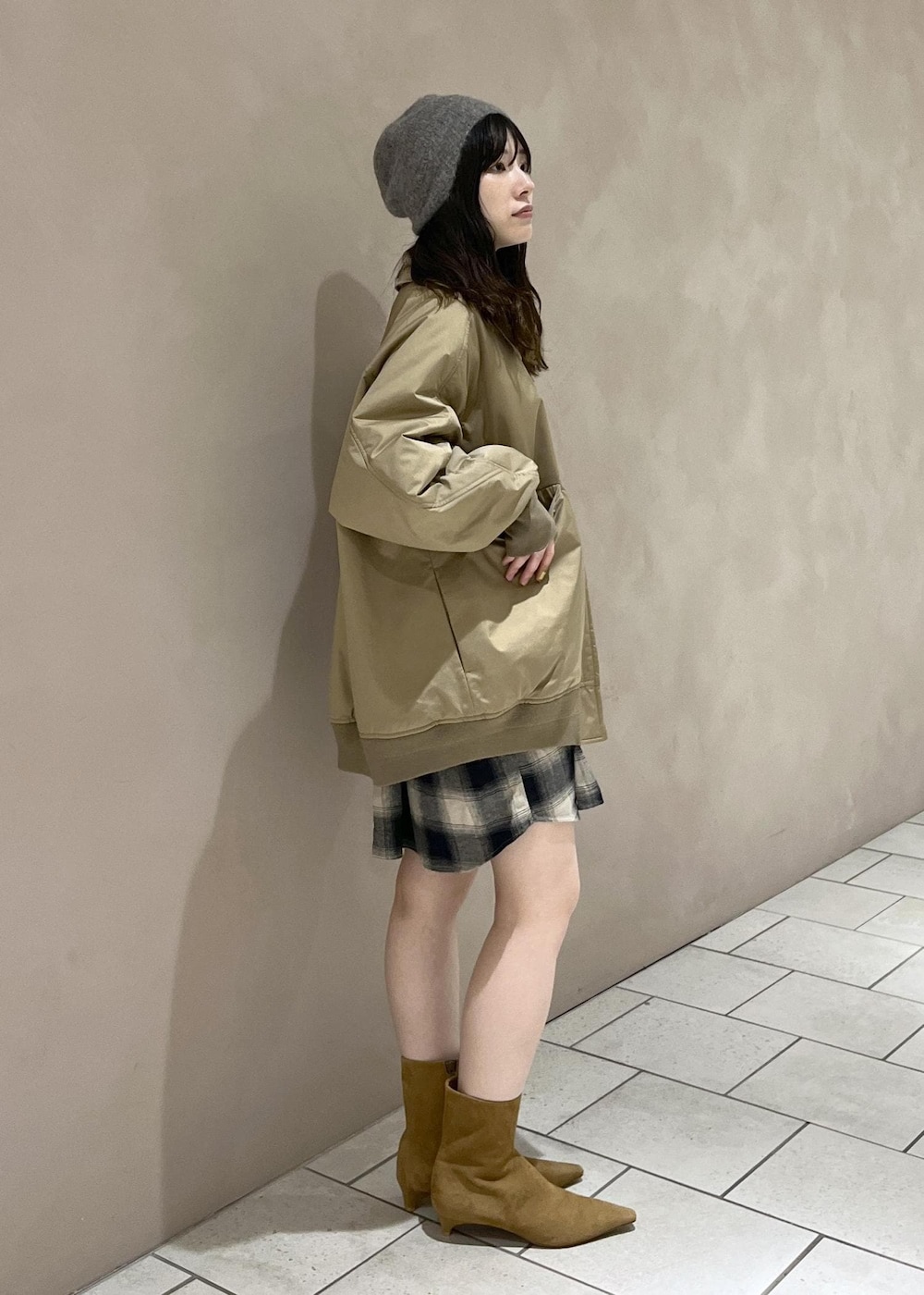 イエロー系のブーツ、ベージュ系のダウンジャケット/コート、ベージュ系のシャツ/ブラウスを着用したレディースの秋コーディネートの4枚目の写真