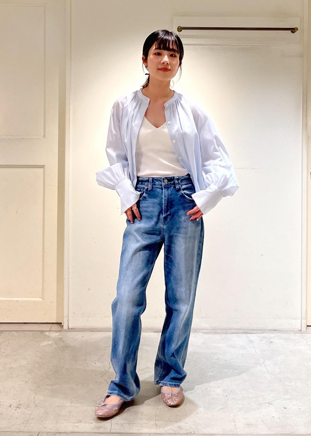 「クロップド丈、サックス、キャミソール、Healthy DENIM for SALON、Healthy DENIM、ヘルシーデニム、別注、porselli、ポルセリ、バレエシューズ、バンダナ、THROW、ホワイト、ブラウス、パンツ」|「E.PORSELLIの【porselli(ポルセリ)】ballet shoes patent/バレエシューズ(バレエシューズ、その他)」を使った、michiruさん(レディース・156cm)の冬コーディネートの10枚目の写真