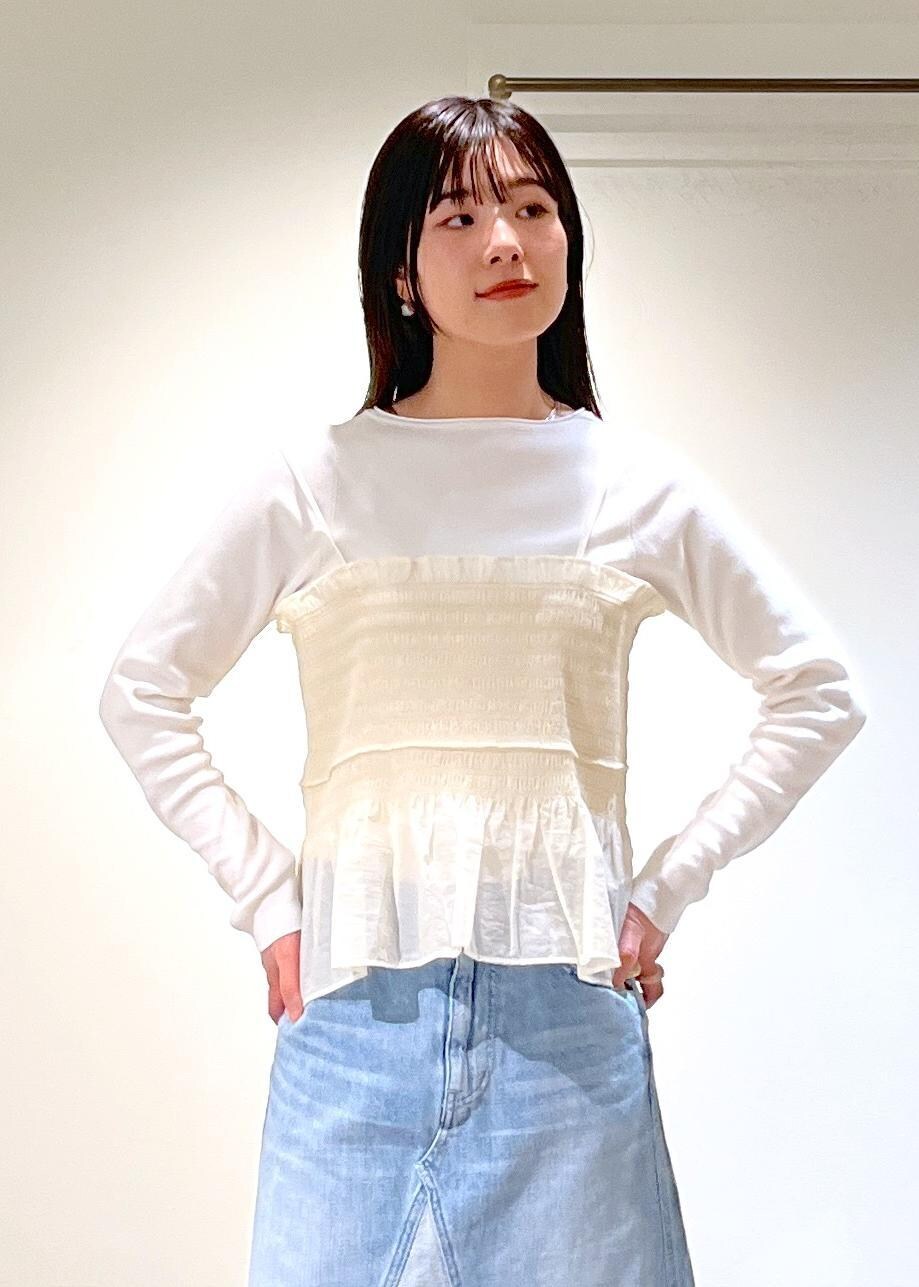 「Tシャツ、redcardtokyo、Vivan、デニム、スカート、ブルー、ミドルトートバッグ、レザー、Wminibag_pickup、初春コーデ、春コーデ、デートコーデ、お出かけコーデ、旅行コーデ、推し活コーデ」｜「SALON adam et rope'のスプリットレザーミドルトートバッグ/バケットバッグ（ショルダーバッグ、ベージュ系）」を使った、michiruさん（レディース・156cm）の春コーディネートの7枚目の写真