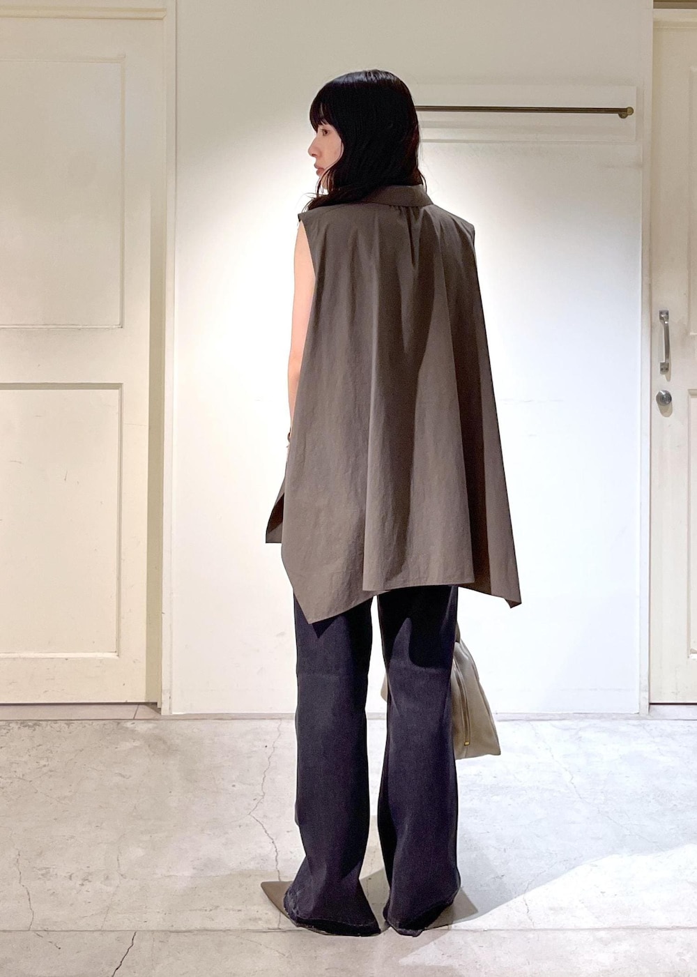 ベージュ系のボストンバッグ、グレー系のデニムパンツ、グレー系のシャツ/ブラウスを着用したレディースの夏コーディネートの4枚目の写真