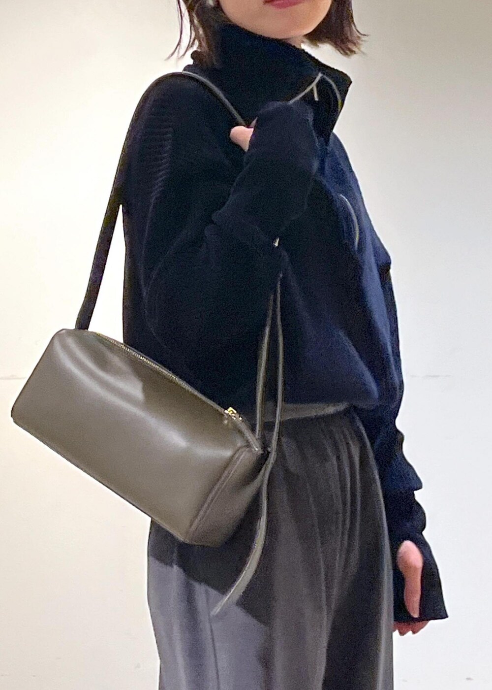 「23AW秋の新作、骨格ウェーブ、ブルベ、低身長、サロンアダムエロペ、Creamy Cotton、クリーミーコットン、ハーフジップ、Americana、アメリカーナ、別注、スラックス、チャコール、New Balance、ニューバランス」｜「SALON adam et rope'のハーフジッププルオーバー-CreamyCotton /クリーミーコットン-（ニット/セーター、ブラック系）」を使った、michiruさん（レディース・156cm）の秋コーディネートの8枚目の写真