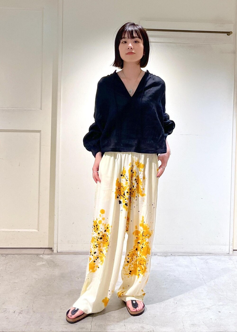「ノルマンディリネン、SUKU HOME、ルームウェア、パジャマ、BIRKENSTOCK、サンダル、Gizeh Big Buckle LEOI、BAGMATI、ショルダーバッグ、La Maison de Lyllis、帽子、ERWIN、ブラック、ブラウス、パンツ」｜「The Bagmatiの【BAGMATI（バグマティ）】ABACA / POLYESTER（ショルダーバッグ、ブラック系）」を使った、michiruさん（レディース・156cm）の春コーディネートの9枚目の写真