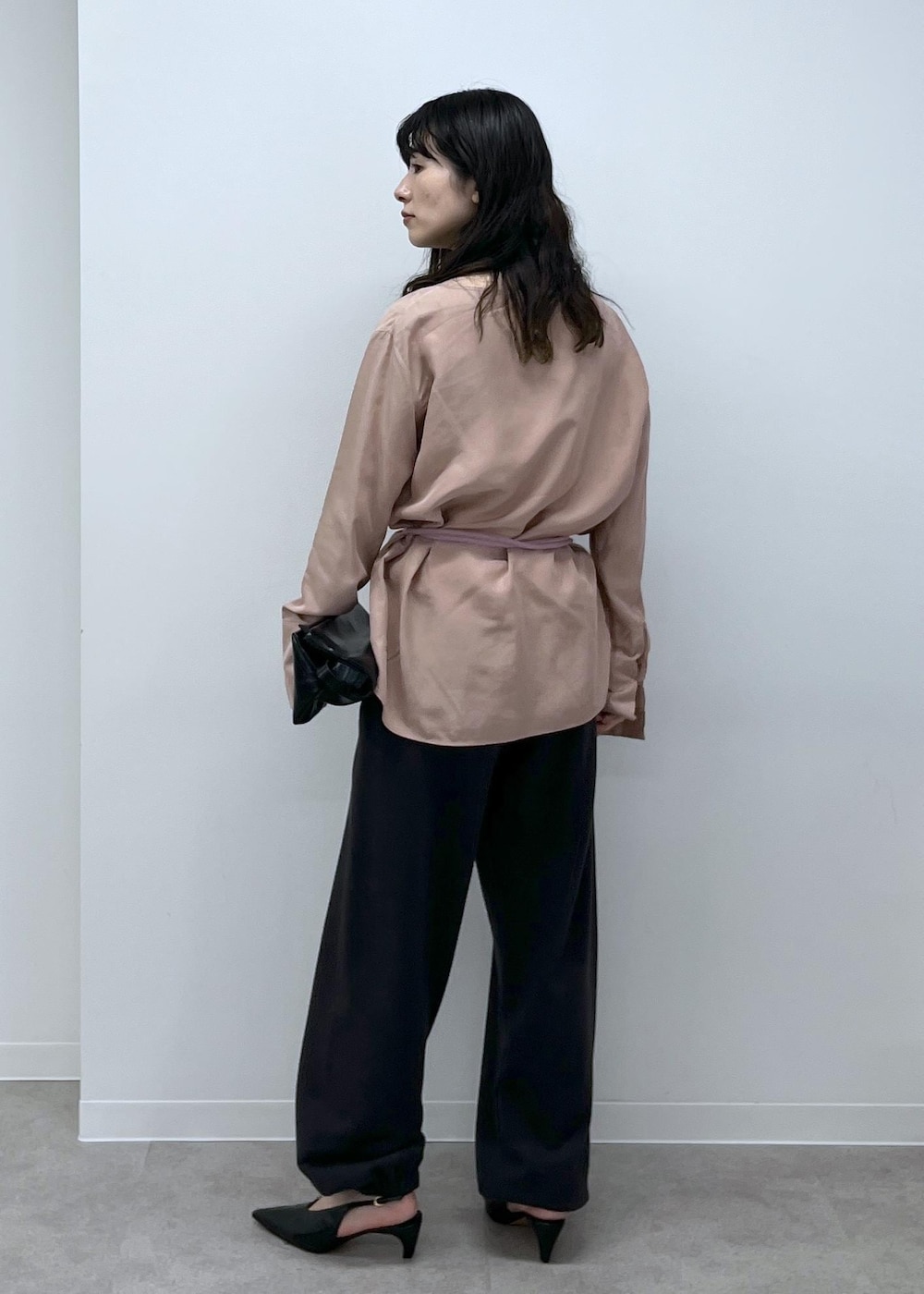 「GENTLE SILK、ピンク、チャコール、ＷＳ、レザー、ブラック、ミニバッグ、extreme cashmere、初秋コーデ、秋コーデ、デートコーデ、お出かけコーデ、旅行コーデ、アウトドアコーデ、パンツスタイル」｜「SALON adam et rope'の[25AW]GENTLE SILK ロングスリーブプルオーバー【セットアップ対応・洗える】（シャツ/ブラウス、ピンク系）」を使った、michiruさん（レディース・156cm）の夏コーディネートの4枚目の写真