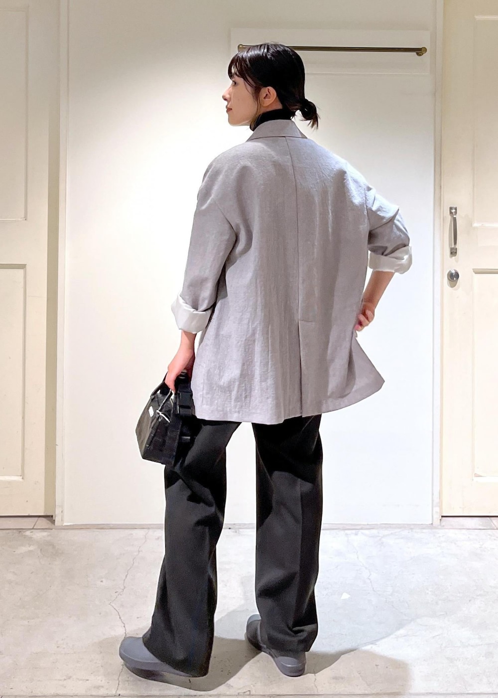 「新作、近江晒、ウール、ダブルジャケット、ウォッシャブルウール、タートル、プルオーバー、VISTO WOOL GABA、moon star、810s、popup、R&D.M.Co-OLDMAN'S TAILOR、ショルダーバッグ、ウエストポーチ、ミニバッグ」|「SALON adam et rope'のウォッシャブルウールタートルネックプルオーバー(ニット/セーター、ブラック系)」を使った、michiruさん(レディース・156cm)の秋コーディネートの6枚目の写真