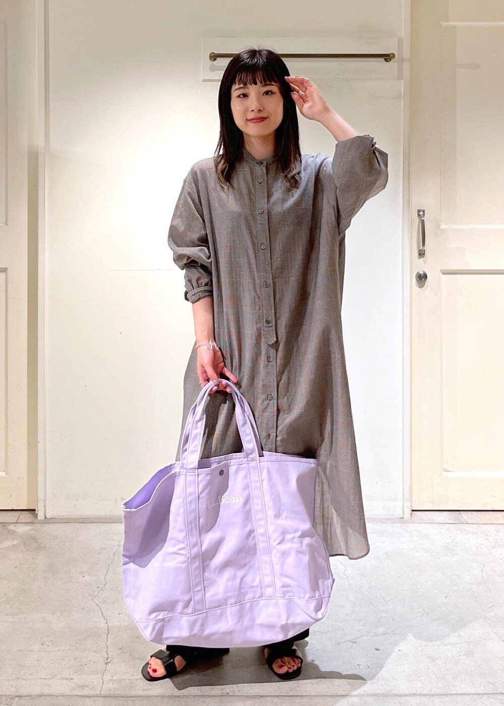 ブラック系のその他パンツ、ブラック系のシャツ/ブラウス、パープル系のトートバッグを着用したレディースの夏コーディネートの3枚目の写真