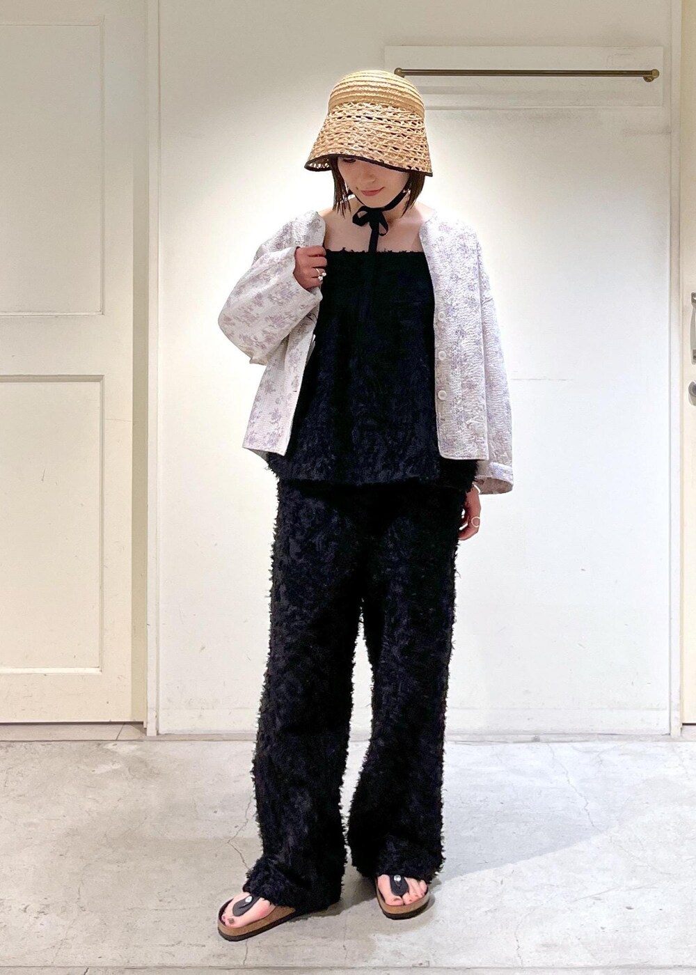 「Pheeta、ジャケット、リバーシブル、ラベンダー、KIRYU、キャミソール、ジャガード、BIRKENSTOCK、Gizeh Big Buckle LEOI、chisaki、麦わら帽子、Ryou、ブラック、ノースリーブ、パンツ」｜「SALON adam et rope'のKIRYUコーラルフラワーカットジャガードキャミソール【セットアップ対応】（キャミソール、ブラック系）」を使った、michiruさん（レディース・156cm）の春コーディネートの6枚目の写真