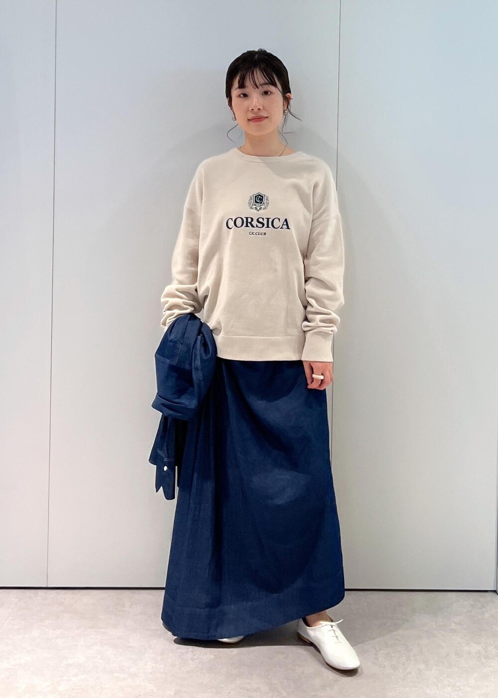 「CreamyCotton、クリーミーコットン、オーガニックコットン、プルオーバー、ホワイト、ロゴ、デニムシャツ、デニム、シャツ、アシンメトリー、ドレープスカート、ネイビー、porselli、ジャズシューズ、MAISON N.H PARIS」|「E.PORSELLIの【porselli(ポルセリ)】jazz shoes solid/ジャズシューズ(その他シューズ、ホワイト系)」を使った、michiruさん(レディース・156cm)の冬コーディネートの7枚目の写真