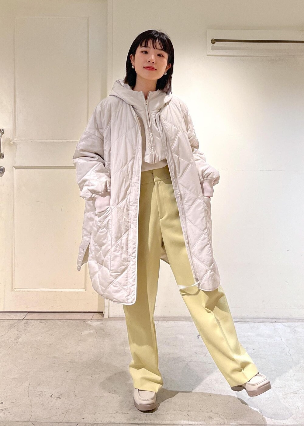 「バラクラバ、ベロア、MOONSTAR、810s、ホワイト、コート、キルティング、パンツ、イエロー、ハイウエスト、サロンアダムエロペ、SALON adam et ropé、23AW Outer、低身長、骨格ウェーブ」|「SALON adam et rope'の【撥水機能付き】バラクラバセットキルティングブルゾン/テントコート(ブルゾン、グレー系)」を使った、michiruさん(レディース・156cm)の秋コーディネートの3枚目の写真
