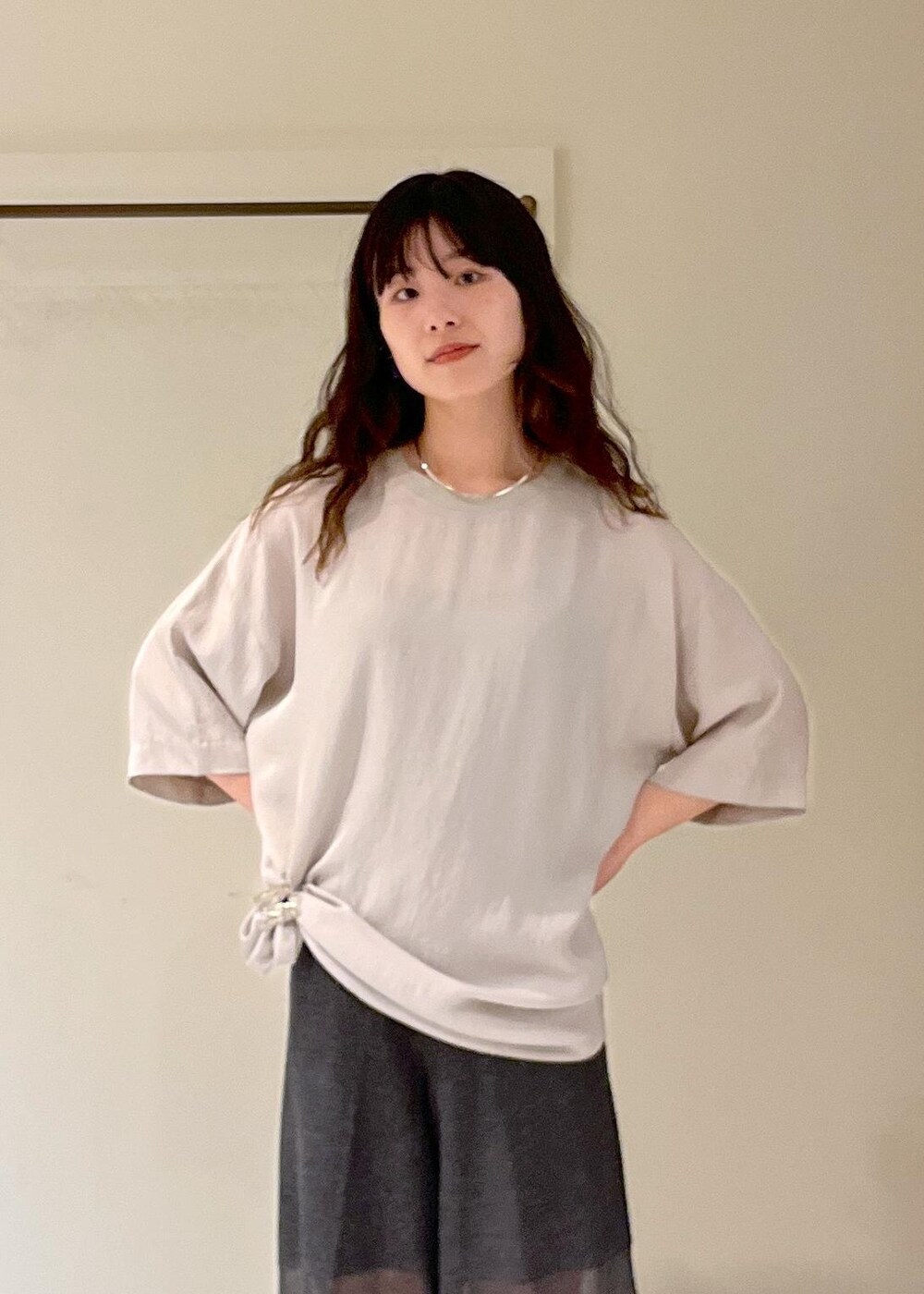 「Tブラウス、アセテート、ベージュ、ニットパンツ、シルバー、ブラック、レザー、トゥアレグ、初夏コーデ、夏コーデ、デートコーデ、お出かけコーデ、旅行コーデ、アウトドアコーデ、推し活コーデ」|「SALON adam et rope'のヒールトングサンダル(サンダル、ブラック系)」を使った、michiruさん(レディース・156cm)の夏コーディネートの8枚目の写真