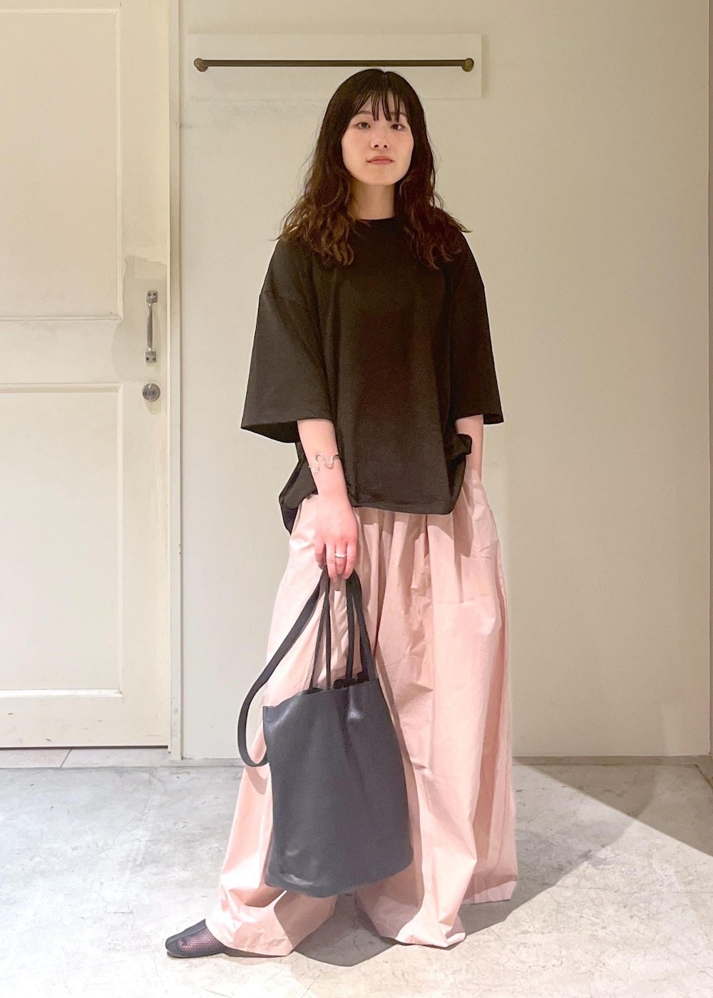「Baserange、PIN TEE SHIRT、オーバーサイズ、ブラウン、CABLE PANTS、REMME、Morphee、春コーデ、初夏コーデ、夏コーデ、デートコーデ、お出かけコーデ、旅行コーデ、アウトドアコーデ、推し活コーデ」｜「REMMEの【REMME(レメ)】メッシュフラットシューズ（パンプス、ブラック系）」を使った、michiruさん（レディース・156cm）の春コーディネートの2枚目の写真