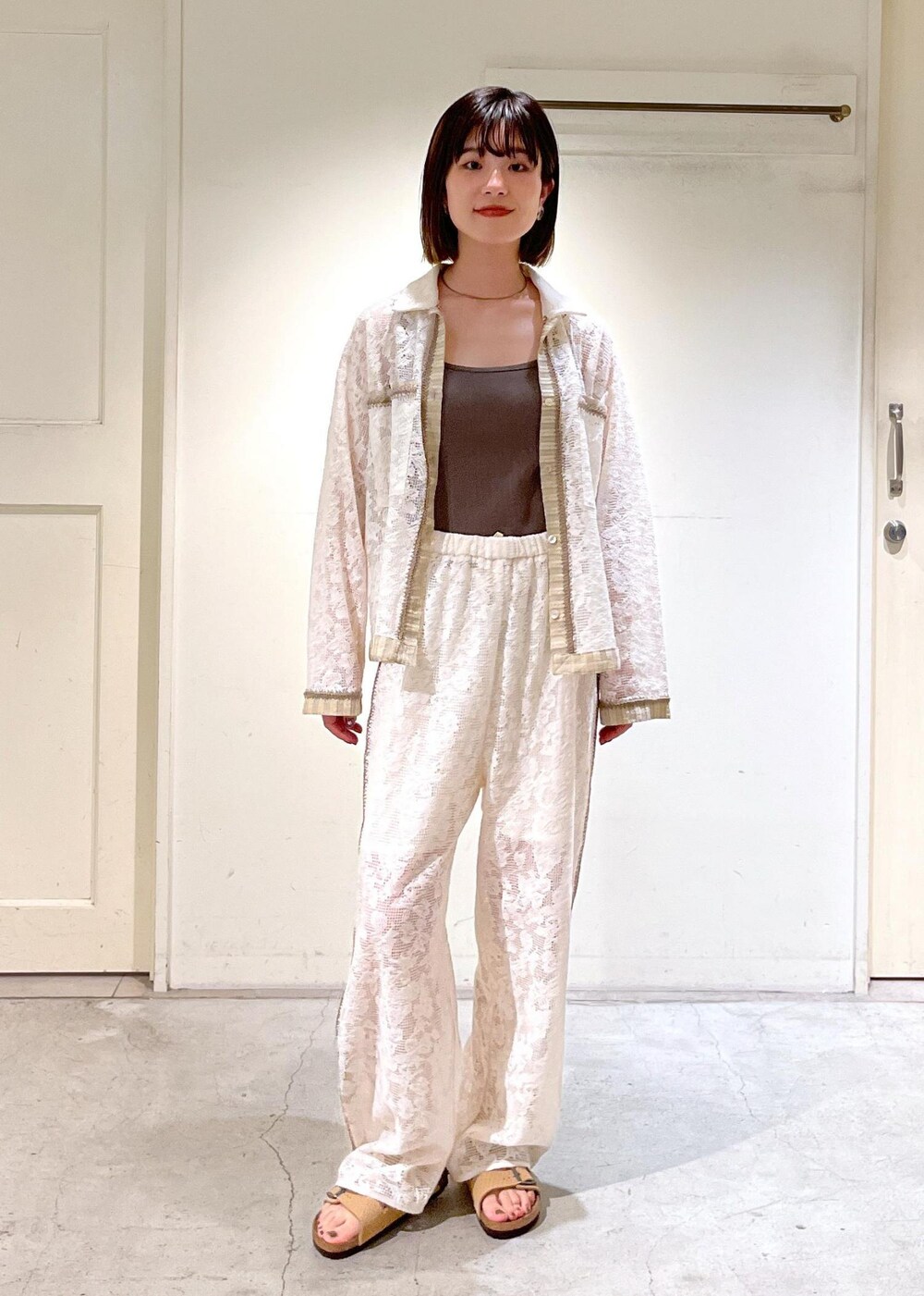 「オーガニックコットン、ジャケット、シャツ、KINAN、タンクトップ、カーキ、BIRKENSTOCK、Arizona VL Dotted、Alec Soth、トートバッグ、ホワイト、ベージュ、パンツ、レース、サンダル」|「SALON adam et rope'のKINANファームリーリブタンクトップ(タンクトップ、グリーン系)」を使った、michiruさん(レディース・156cm)の春コーディネートの4枚目の写真