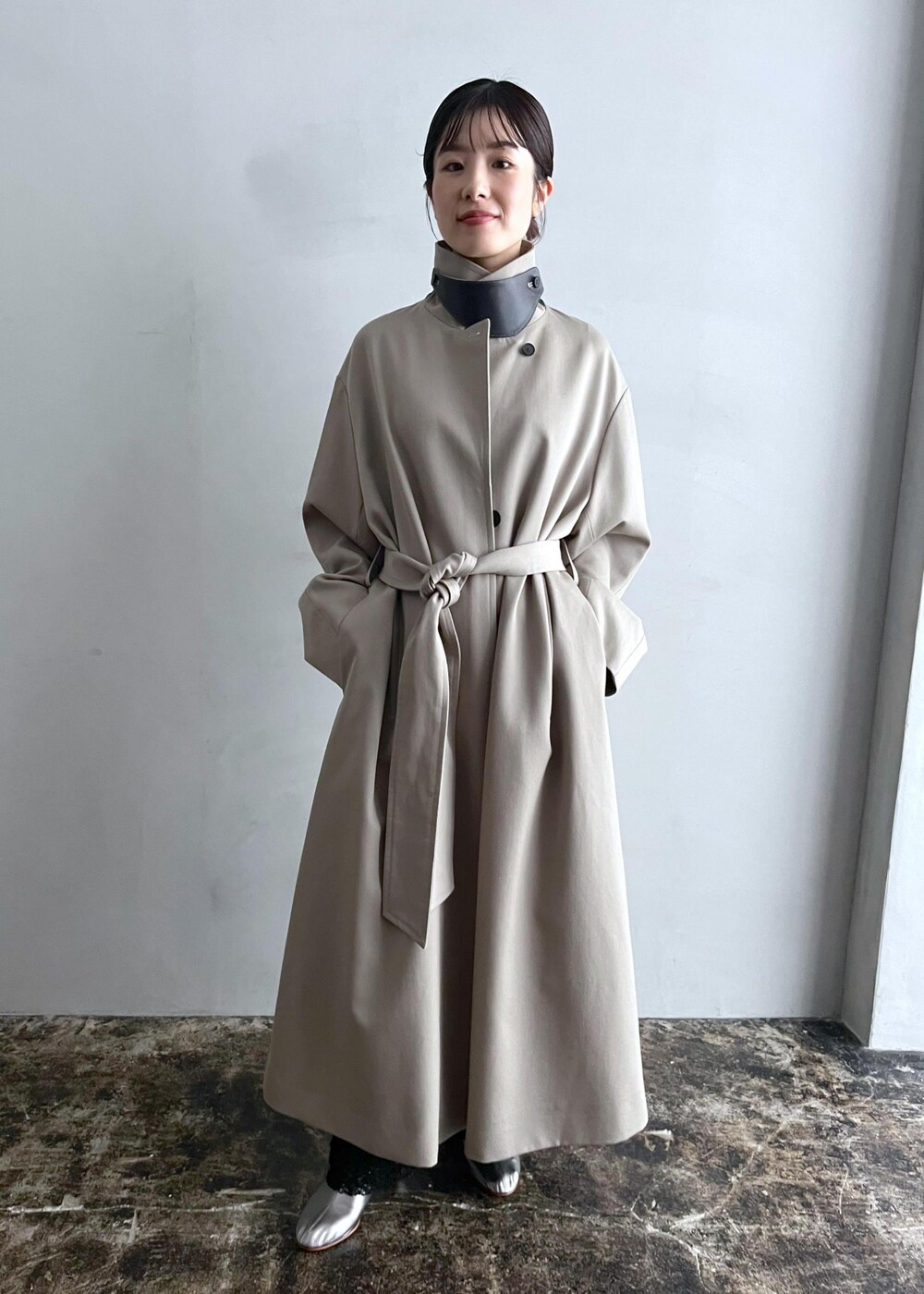 「新作、VISTO WOOL GABA、アウター、GENTLE SILK、Tシャツ、プルオーバー、NIPPON CULTURE、クラウドレース、MARTINIANO、ショートブーツ、ベージュ、ロング、コート、スタンドカラー、ブラック」｜「SALON adam et rope'の[24AW]GENTLE SILK ラウンドヘムTシャツ【セットアップ対応】（シャツ/ブラウス、グレー系）」を使った、michiruさん（レディース・156cm）の秋コーディネートの2枚目の写真