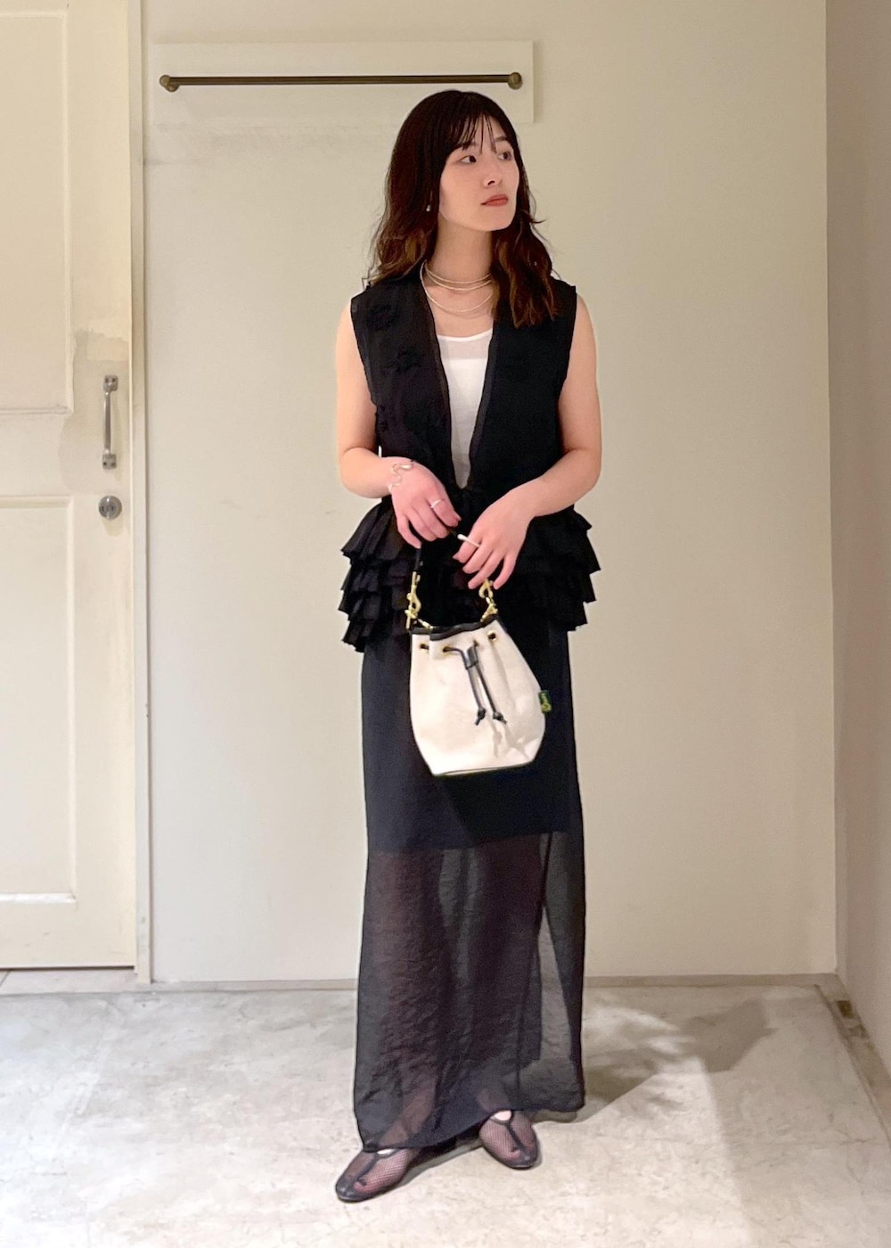 「crinkle crinkle crinkle、ベスト、ジレ、タイトスカート、REMME、Brady、ELY、ミニバッグ、ERICKA NICOLAS BEGAY、シルバー925、フリルベスト、初夏コーデ、夏コーデ、デートコーデ、お出かけコーデ」｜「REMMEの【REMME(レメ)】メッシュフラットシューズ（パンプス、ブラック系）」を使った、michiruさん（レディース・156cm）の春コーディネートの4枚目の写真