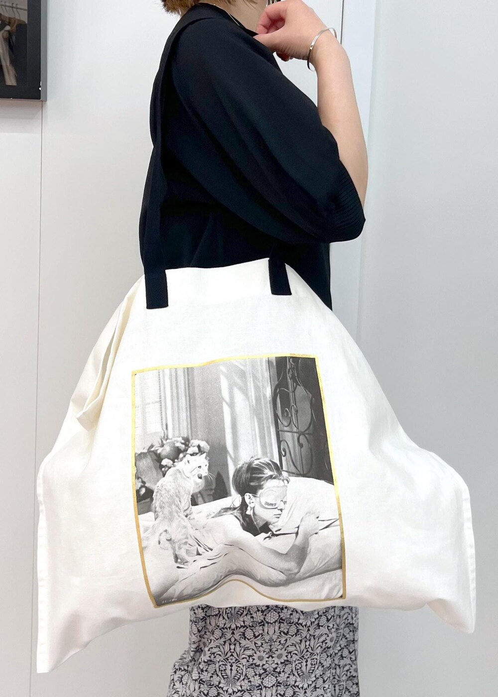「audrey hepburn、audrey hepburn collection by jun、オードリー・ヘプバーン、オードリー・ヘプバーンコレクションバイジュン、Special2024、ニット、LIBERTY、リバティ、BRENTELLA、トートバッグ、ブラック、プルオーバー、ホワイト、パンツ、サンダル」|「SALON adam et rope'の【BRENTELLA(ブレンテッラ)】アンクルストラップサンダル(サンダル、ブラック系)」を使った、michiruさん(レディース・156cm)の夏コーディネートの5枚目の写真