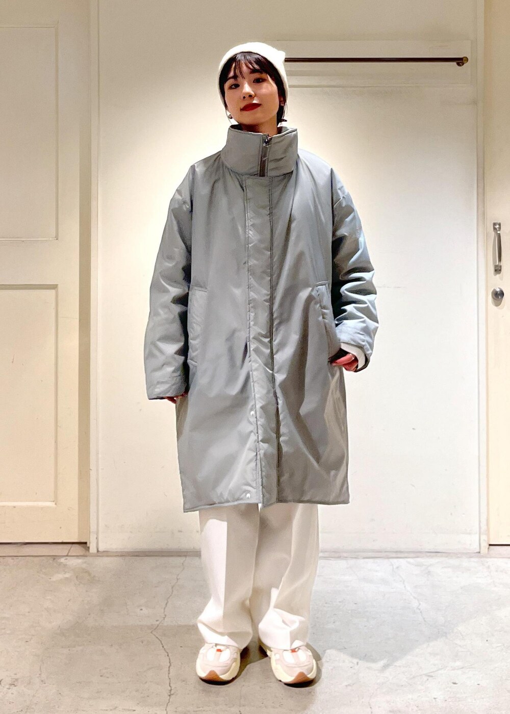 「DESCENTE、デサント、アウター、シルバー、ボーダー、Tシャツ、ハイウエスト、SALE、William Brunton、ウイリアムブラントン、ニット帽、スニーカー、ホワイト、パンツ、サロンアダムエロペ」|「SALON adam et rope'の【WEB限定】ポンチワイドボーダーロングスリーブビッグTシャツ(Tシャツ/カットソー、ブラック系)」を使った、michiruさん(レディース・156cm)の冬コーディネートの3枚目の写真
