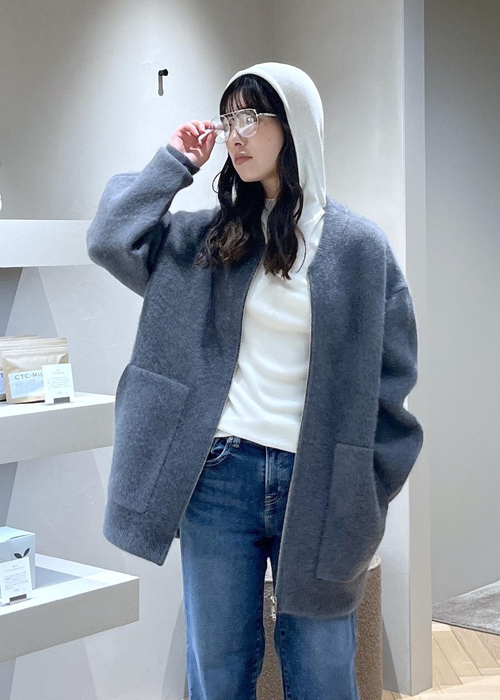 ホワイト系のニット/セーター、グレー系のブルゾン、グレー系のトートバッグを着用したレディースの秋コーディネートの9枚目の写真