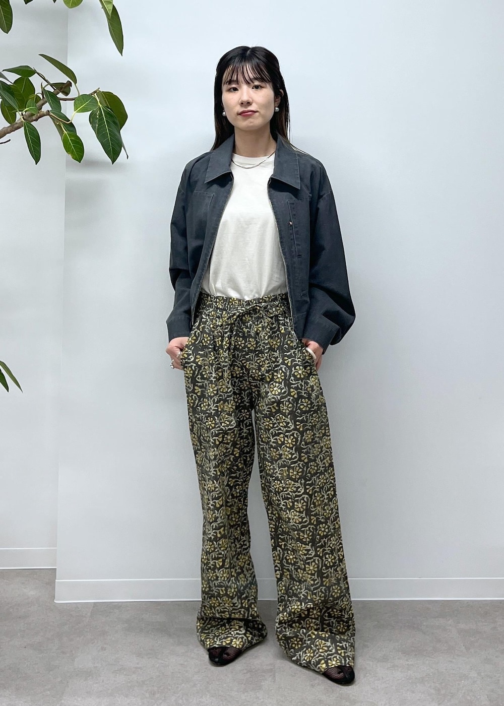 「チャコール、Americana for SALON、Americana、ノースリーブ、オフホワイト、COUTURE D'ADAM、ブロックプリント、グレー、柄、REMME、フラットシューズ、メッシュ、ブラック、MAISON N.H PARIS、クラッチバッグ」｜「REMMEの【REMME(レメ)】メッシュフラットシューズ（パンプス、ブラック系）」を使った、michiruさん（レディース・156cm）の冬コーディネートの5枚目の写真