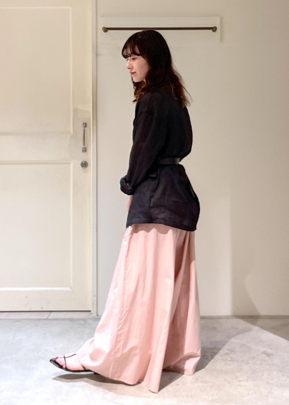 「羽織、Baserange、CABLE PANTS、BAGMATI、シルバー、春コーデ、初夏コーデ、デートコーデ、お出かけコーデ、旅行コーデ、推し活コーデ、女子会コーデ、大人カジュアル、パンツスタイル、カジュアルコーデ」|「SALON adam et rope'のナローストラップサンダル(サンダル、ブラック系)」を使った、michiruさん(レディース・156cm)の春コーディネートの6枚目の写真