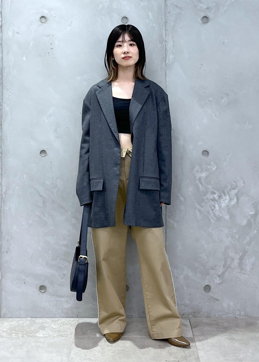 「フラノ、チャコール、Americana for SALON、Americana、チノパン、BRENTELLA、レザー、AULENTTI、ブラック、ジャケット、オーバーサイズ、テーラード、ベージュ、ブラウン、秋コーデ」｜「AMERICANAの【Americana for SALON】別注サイドラインチノパンツ（チノパンツ、ベージュ系）」を使った、michiruさん（レディース・156cm）の秋コーディネートの2枚目の写真