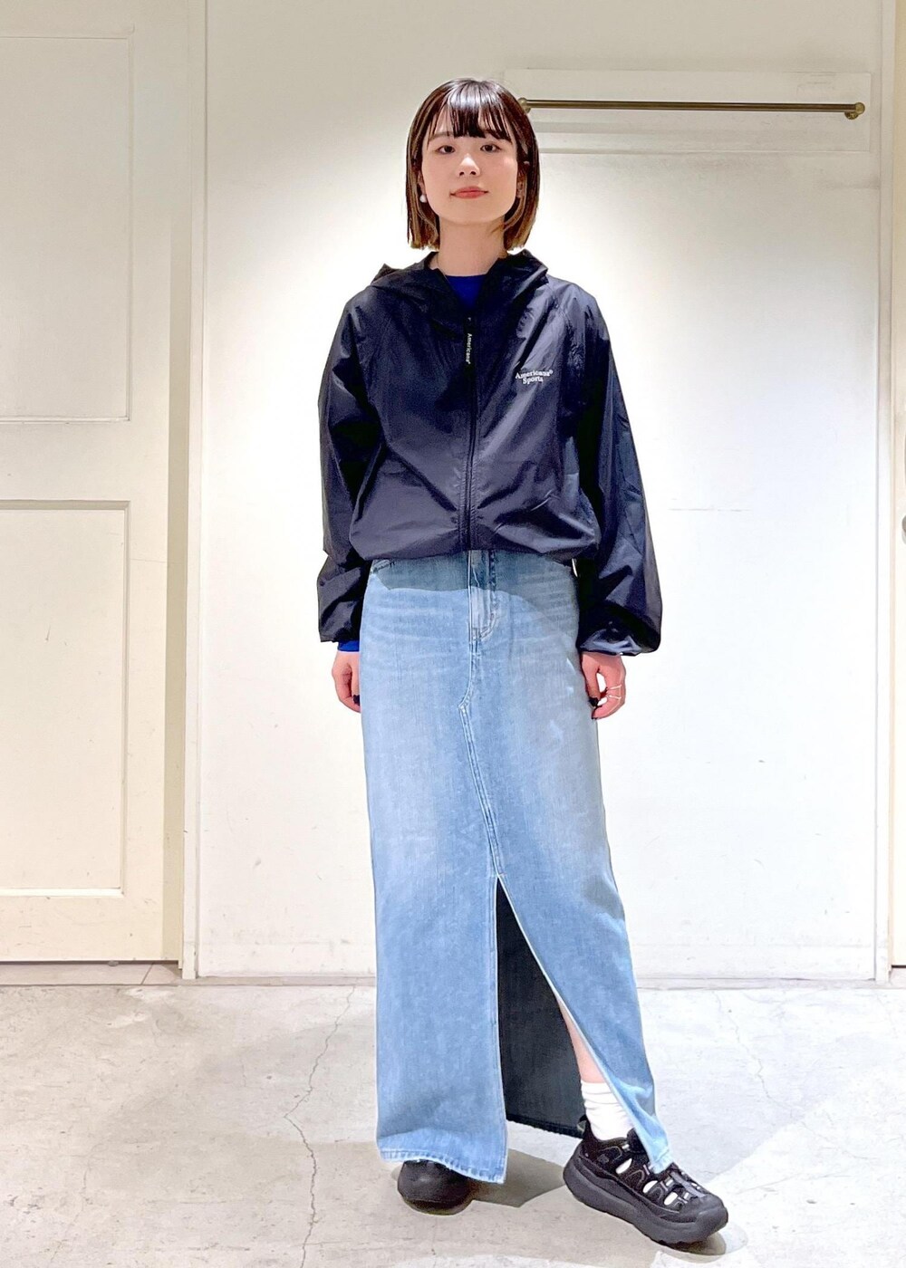 「Americana、ナイロンパーカー、シアー、RED CARD TOKYO、Cameron、デニムスカート、KEEN、WK450 SANDAL、BAGMATI、トートバッグ、ブラック、スカート、ブルー、デニム、サンダル」|「SALON adam et rope'のシアークルーネックロングスリーブTシャツ(Tシャツ/カットソー、ブルー系)」を使った、michiruさん(レディース・156cm)の春コーディネートの5枚目の写真
