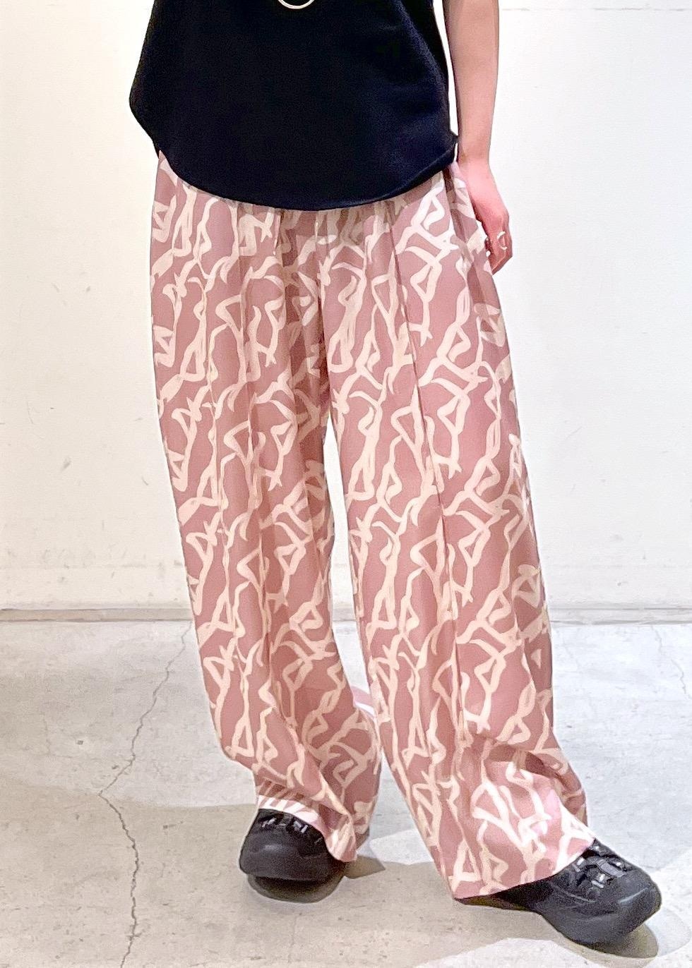 「DELIY、シーサイドダンサープリント、KEEN、ハンドバッグ、BAGMATI、カゴバッグ、ERICKA NICOLAS BEGAY、シルバーアクセサリー、ブラック、ショルダーバッグ、プルオーバー、オープンショルダー、パンツ、ピンク、ワイド」|「SALON adam et rope'のシーサイドダンサープリントパンツ【セットアップ対応】(その他パンツ、イエロー系)」を使った、michiruさん(レディース・156cm)の春コーディネートの7枚目の写真