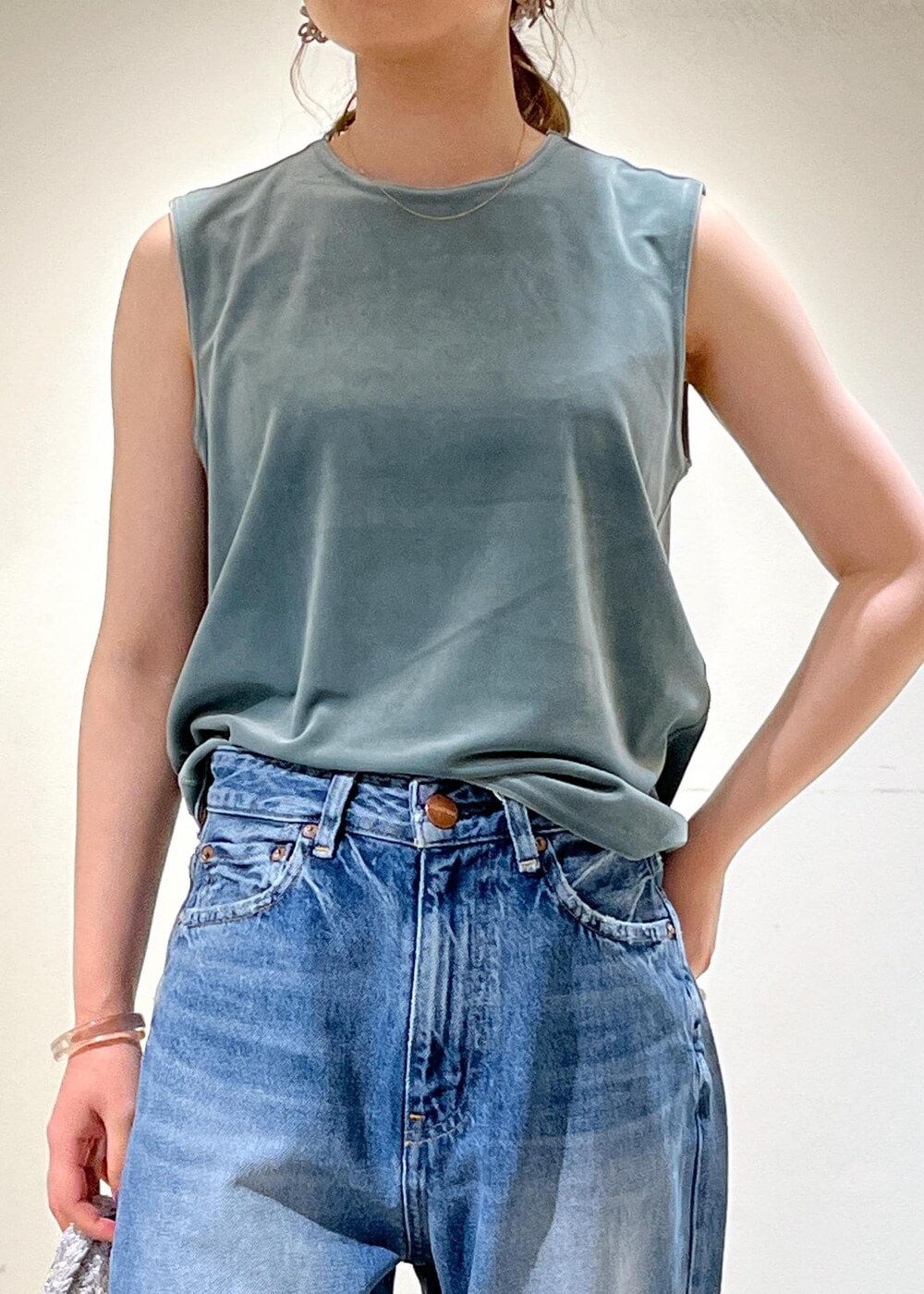 「23SS夏の新作、骨格ウェーブ、ブルベ、低身長、ベロア、redcardtokyo、The Bagmati、ザバグマティ、サロンアダムエロペ、ブルース、Blues、ホワイト、ハンドバッグ、グリーン、ノースリーブ」｜「The Bagmatiの【The Bagmati（ザ バグマティ）】ラメメッシュバッグ（ハンドバッグ、ホワイト系）」を使った、michiruさん（レディース・156cm）の夏コーディネートの6枚目の写真