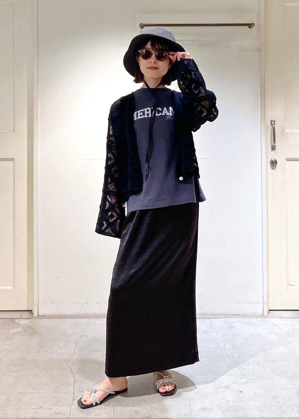 「カーディガン、2way、クロシェ編み、レース、Americana、VINILO、別注、chisaki、帽子、IZIPIZI、サングラス、ブラック、プルオーバー、ネイビー、ロゴ」|「SALON adam et rope'のシャイニーナロースカート【洗える】(スカート、ブラック系)」を使った、michiruさん(レディース・156cm)の春コーディネートの5枚目の写真