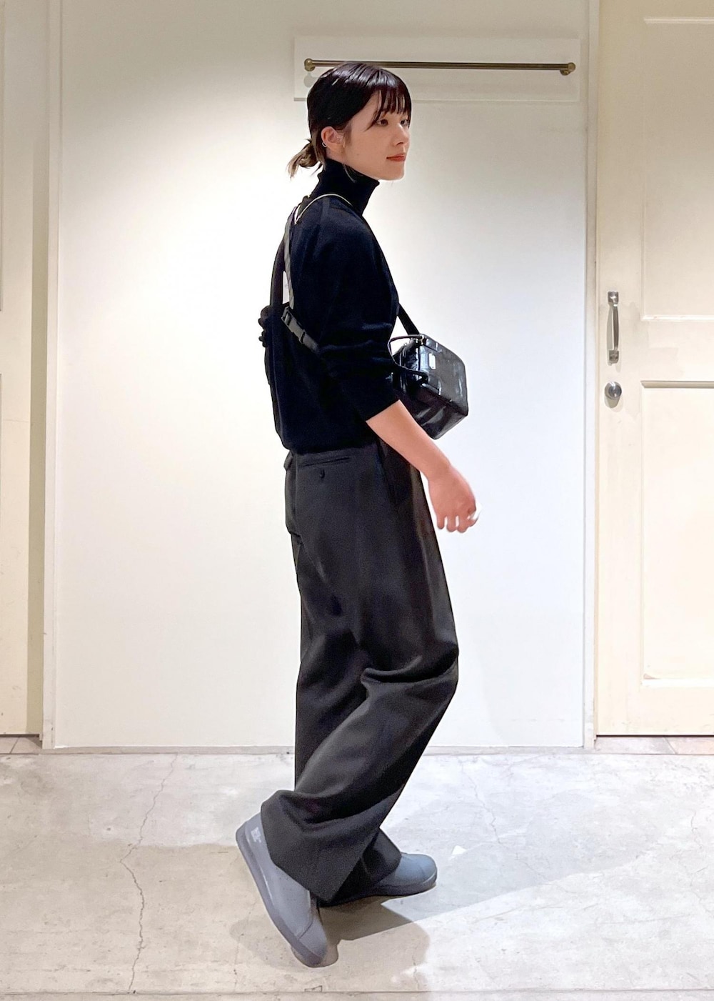 「新作、近江晒、ウール、ダブルジャケット、ウォッシャブルウール、タートル、プルオーバー、VISTO WOOL GABA、moon star、810s、popup、R&D.M.Co-OLDMAN'S TAILOR、ショルダーバッグ、ウエストポーチ、ミニバッグ」|「SALON adam et rope'のウォッシャブルウールタートルネックプルオーバー(ニット/セーター、ブラック系)」を使った、michiruさん(レディース・156cm)の秋コーディネートの8枚目の写真