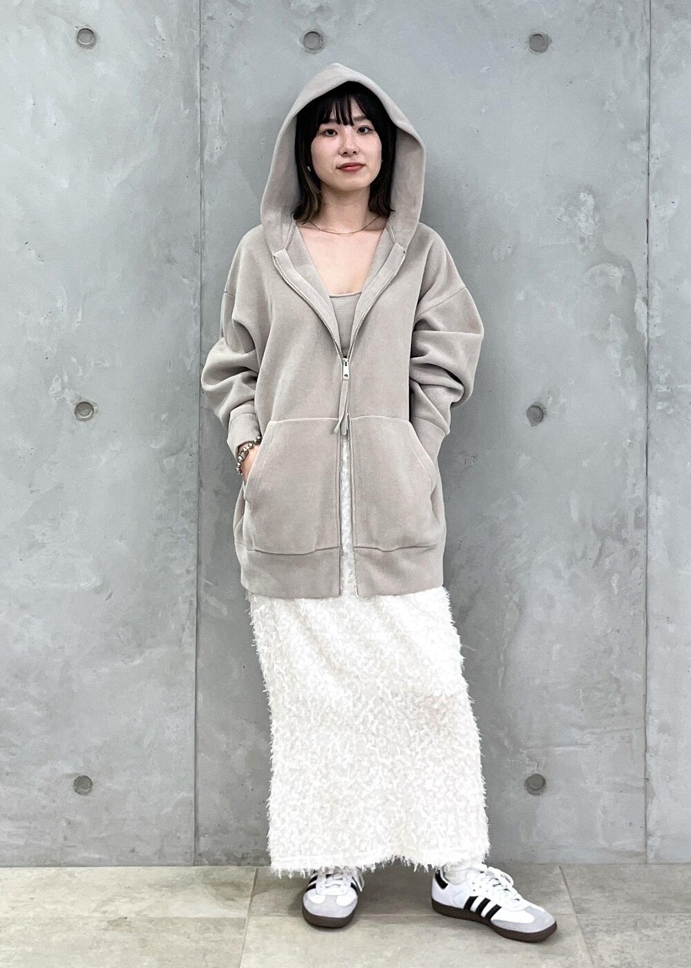 「creamycotton、クリーミーコットン、オーガニックコットン、ダブルジップ、adidas、SAMBA OG、デザインtops、アディダス、ジャガード、ナロースカート、WEB限定、ベージュ、オーバーサイズ、ホワイト、スカート」|「SALON adam et rope'のブラパッド付タンクトップ-CreamyCotton /クリーミーコットン-(タンクトップ、ベージュ系)」を使った、michiruさん(レディース・156cm)の夏コーディネートの8枚目の写真