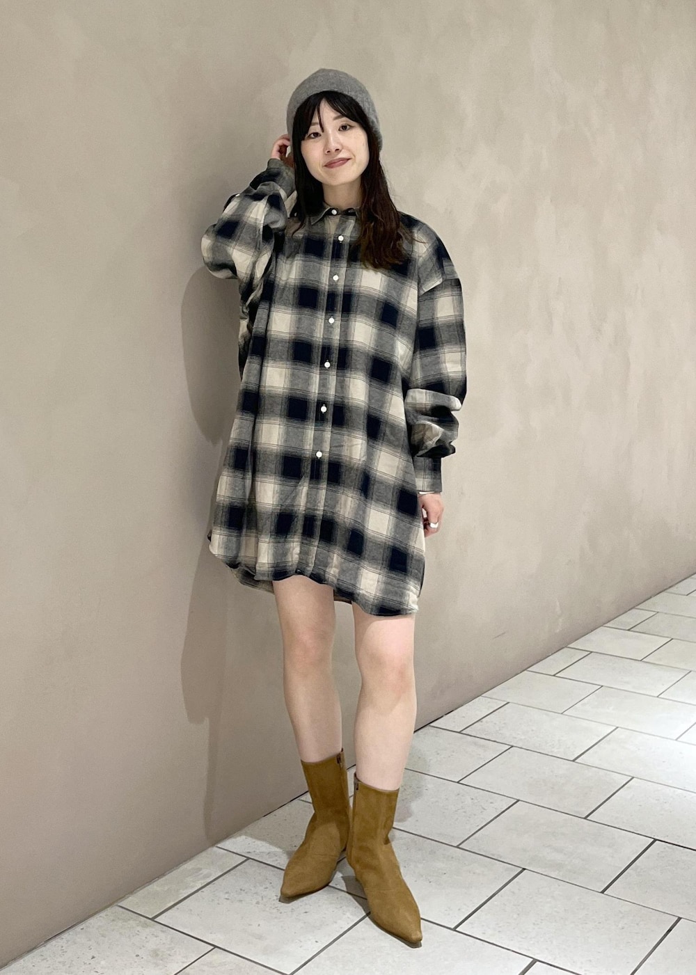 イエロー系のブーツ、ベージュ系のダウンジャケット/コート、ベージュ系のシャツ/ブラウスを着用したレディースの秋コーディネートの9枚目の写真