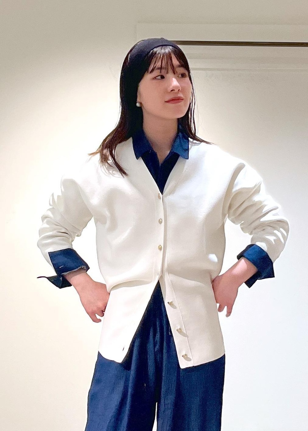 「金ボタン、Ｖネック、デニム、adidas、SUPERSTAR82、heyep、ヘアバンド、初春コーデ、春コーデ、デートコーデ、お出かけコーデ、旅行コーデ、アウトドアコーデ、推し活コーデ、女子会コーデ」｜「SALON adam et rope'のオープンカラーリラクシーデニムオールインワン（つなぎ/オールインワン、ブルー系）」を使った、michiruさん（レディース・156cm）の春コーディネートの8枚目の写真