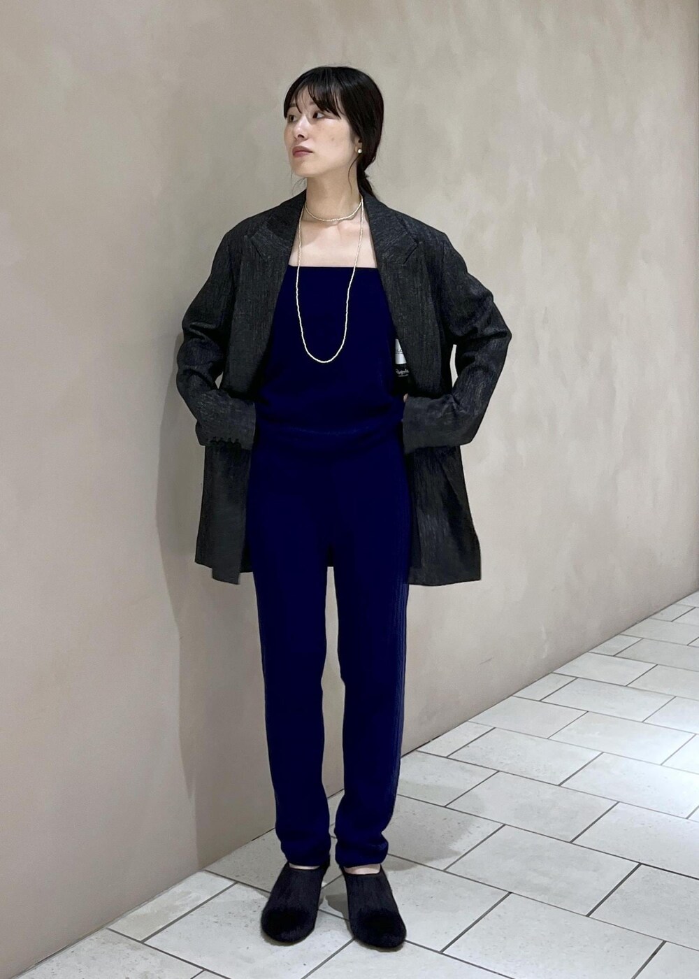 ブラック系のテーラードジャケット、ブラック系のハンドバッグ、ブラック系のその他シューズを着用したレディースの秋コーディネートの7枚目の写真