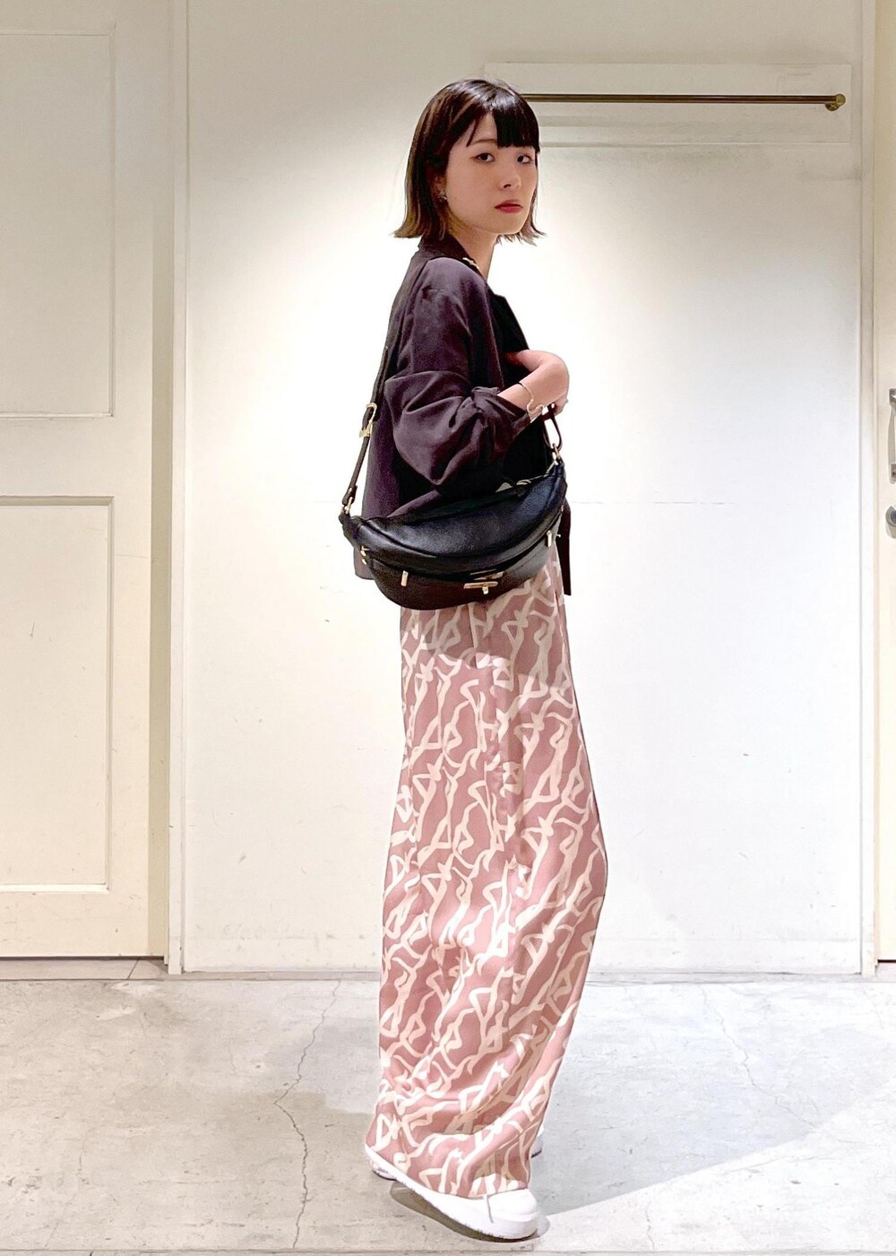 「ジャケット、チャコール、ベアトップ、シーサイドダンサー、ピンクベージュ、New Balance、CT302C、AULENTTI、ボディバッグ、ERICKA NICOLAS BEGAY、シルバーネックレス、ナバホパール、ブラック、ウエストポーチ、ウエストバッグ」|「SALON adam et rope'のシーサイドダンサープリントパンツ【セットアップ対応】(その他パンツ、イエロー系)」を使った、michiruさん(レディース・156cm)の春コーディネートの6枚目の写真