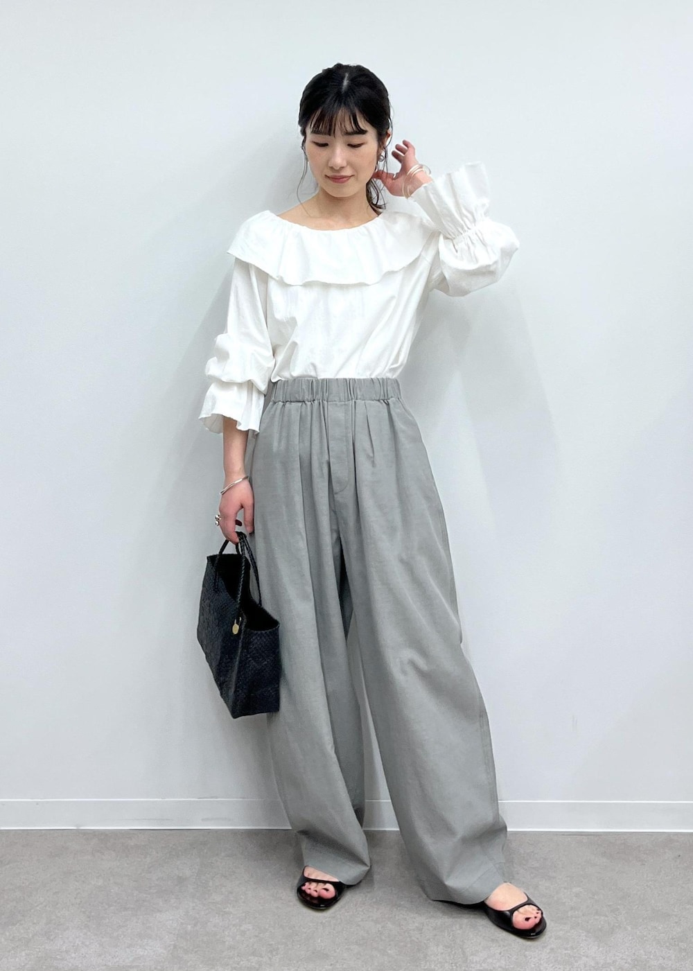 「WEB限定、バックリボン、ホワイト、カーヴィーパンツ、BRENTELLA、Letra for SALON、レトラ、メルカドバッグ、初春コーデ、春コーデ、お仕事コーデ、セレモニーコーデ、卒業式コーデ、卒園式コーデ、授業参観日コーデ」｜「Letraの【Letra（レトラ）for SALON】PRAYA short XS/プラヤメルカドバッグ（かごバッグ、ブラック系）」を使った、michiruさん（レディース・156cm）の春コーディネートの4枚目の写真