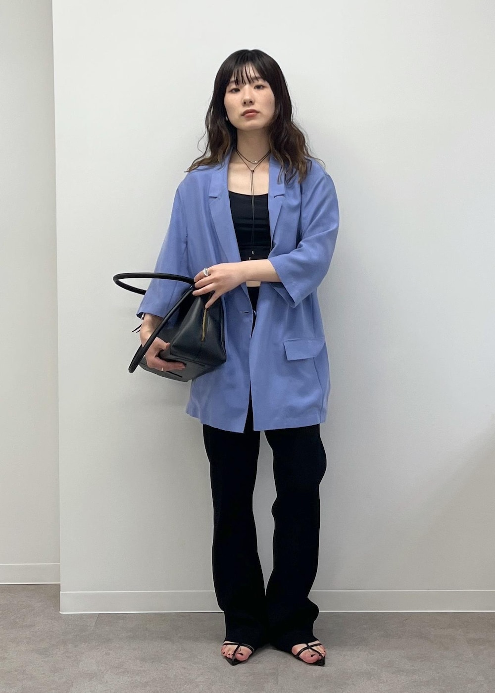 「GENTLE SILK、ウォッシャブルシルク、半袖、羽織、ブルー、レギンスパンツ、レザー、初春コーデ、春コーデ、初夏コーデ、お仕事コーデ、デートコーデ、お出かけコーデ、旅行コーデ、推し活コーデ」|「SALON adam et rope'のスプリットレザーミドルボストンバッグ 2(ボストンバッグ、ブラック系)」を使った、michiruさん(レディース・156cm)の春コーディネートの2枚目の写真