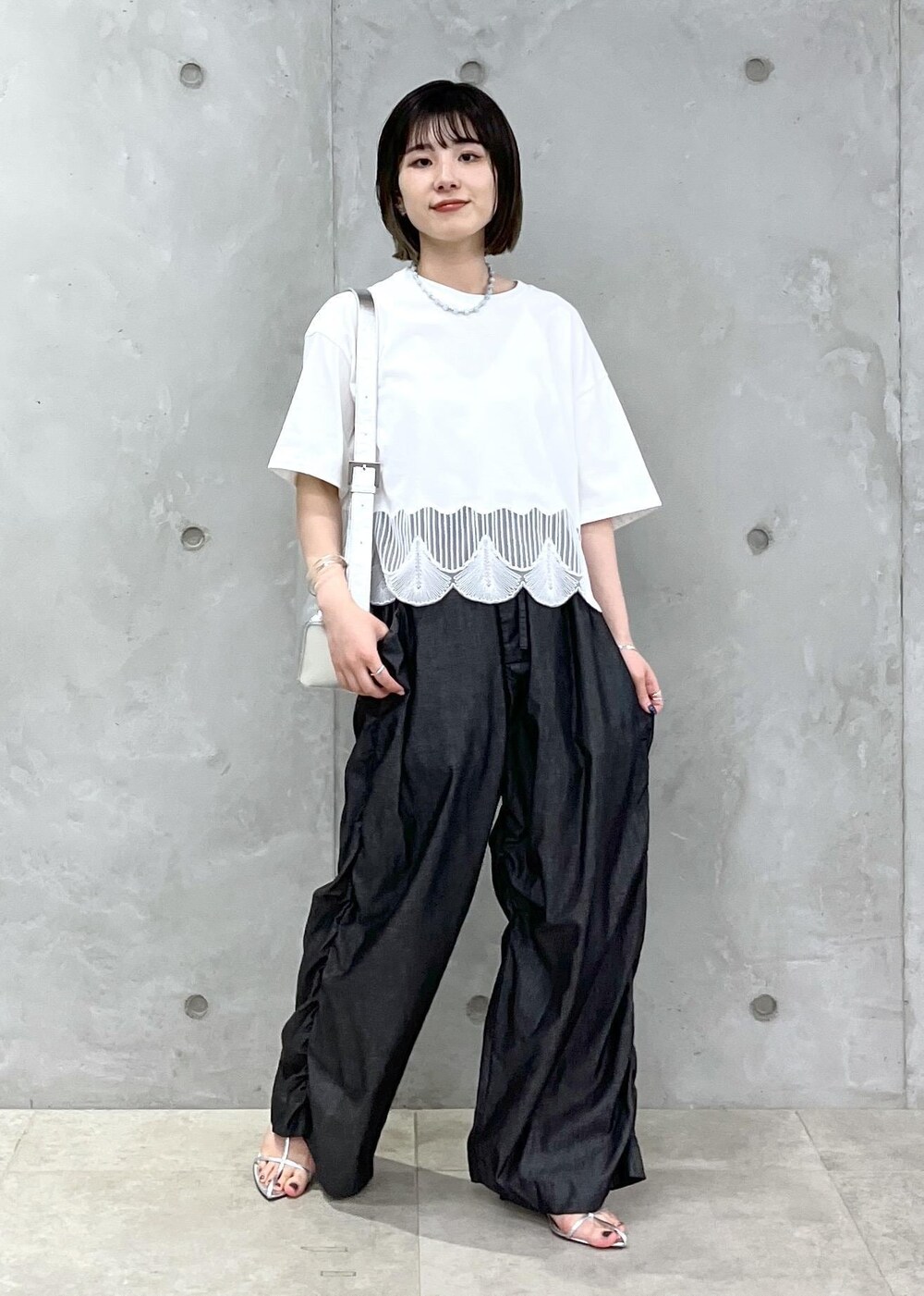 「EMYU RAKUSAI、シアー、Gabriela Coll Garments、BRENTELLA、シルバー、レザー、サロンアダムエロペ、NIPPON CULTURE、24SS春の新作、24SS予約、24SS夏の新作、骨格ウェーブ、ブルべ、春ファッション、夏ファッション」｜「SALON adam et rope'の【雑誌掲載】【追加】レザーボックスショルダーバッグ（ショルダーバッグ、シルバー系）」を使った、michiruさん（レディース・156cm）の春コーディネートの3枚目の写真