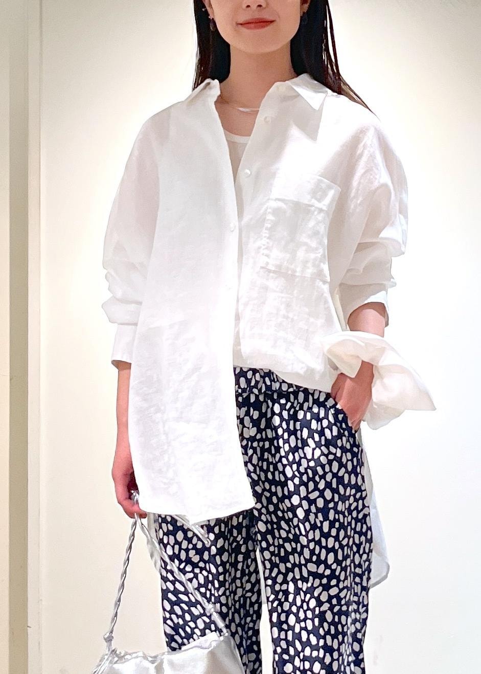 「GENTLE LINEN、オーバーシャツ、Hug Silk、BANANATIME、イージーパンツ、総柄、ヒールパンプス、レザー、heyep、シュシュ、初春コーデ、春コーデ、お仕事コーデ、デートコーデ、お出かけコーデ」|「SALON adam et rope'のHug Silk ラウンドネックタンクトップ(タンクトップ、ホワイト系)」を使った、michiruさん(レディース・156cm)の春コーディネートの6枚目の写真