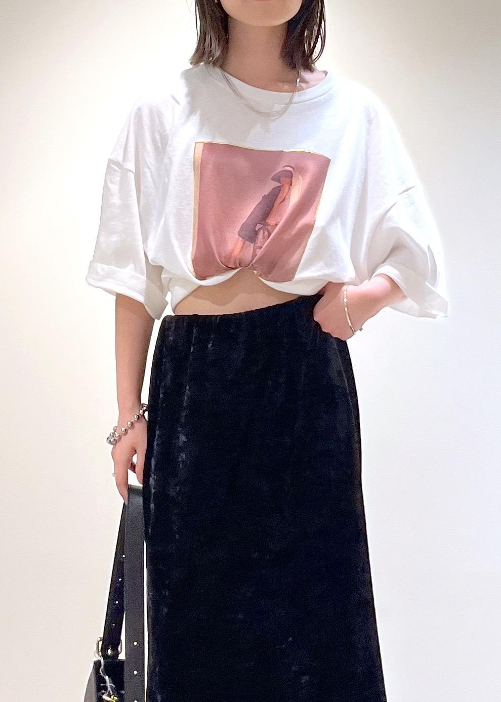 「audrey hepburn、audrey hepburn collection by jun、オードリー・ヘプバーン、オードリー・ヘプバーンコレクションバイジュン、クラッシュベロア、MOONSTAR、AULENTTI、NativeSilverStreams、シルバー、ブラック、レザーバッグ、ホワイト、Tシャツ、プリント、タイトスカート」｜「SALON adam et rope'のクラッシュベロアタイトスカート【セットアップ対応・洗える】（スカート、ブラック系）」を使った、michiruさん（レディース・156cm）の夏コーディネートの6枚目の写真