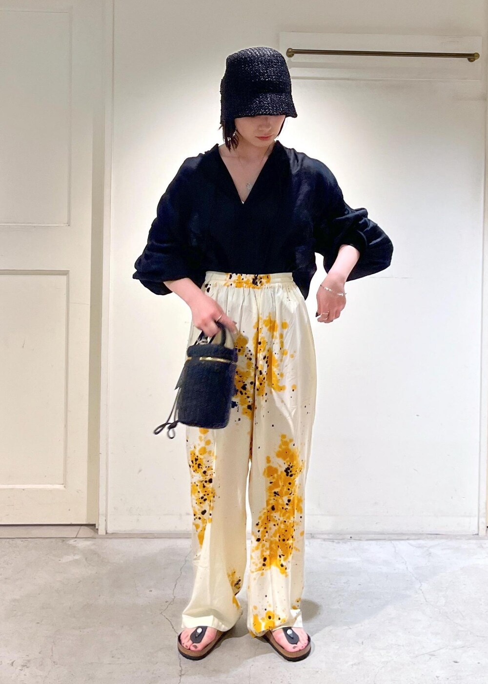 「ノルマンディリネン、SUKU HOME、ルームウェア、パジャマ、BIRKENSTOCK、サンダル、Gizeh Big Buckle LEOI、BAGMATI、ショルダーバッグ、La Maison de Lyllis、帽子、ERWIN、ブラック、ブラウス、パンツ」｜「The Bagmatiの【BAGMATI（バグマティ）】ABACA / POLYESTER（ショルダーバッグ、ブラック系）」を使った、michiruさん（レディース・156cm）の春コーディネートの3枚目の写真