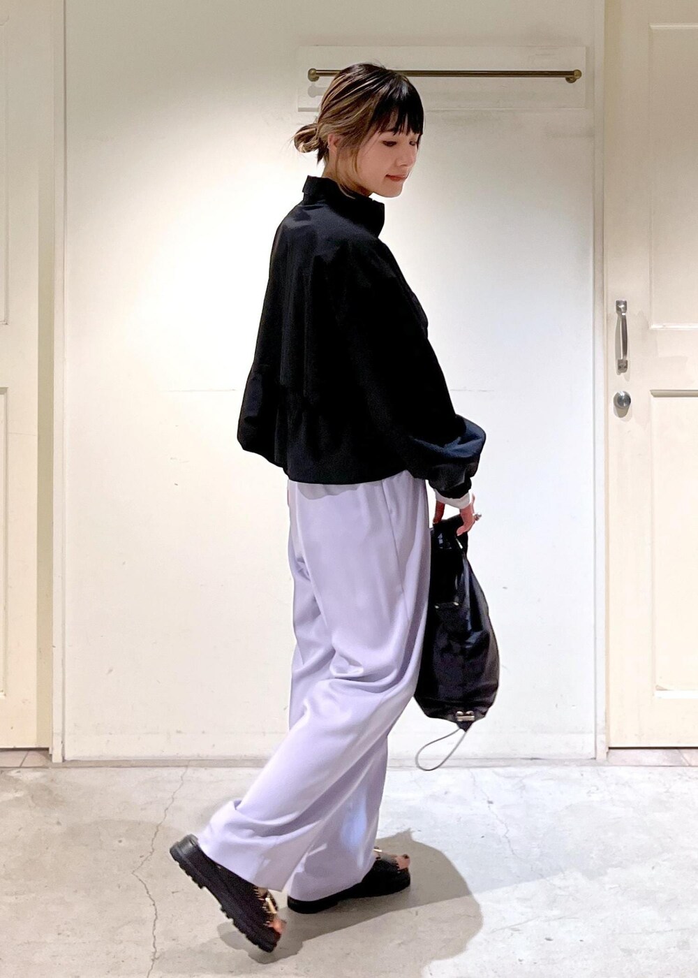 「ブルゾン、シアー、Tシャツ、スラックス、MOHI、別注、ショルダーバック、トートバッグ、アメリカーナ、ブラック、パンツ、ラベンダー、サンダル、厚底、サロンアダムエロペ」｜「SALON adam et rope'のシアークルーネックプルオーバー（Tシャツ/カットソー、ホワイト系）」を使った、michiruさん（レディース・156cm）の冬コーディネートの7枚目の写真