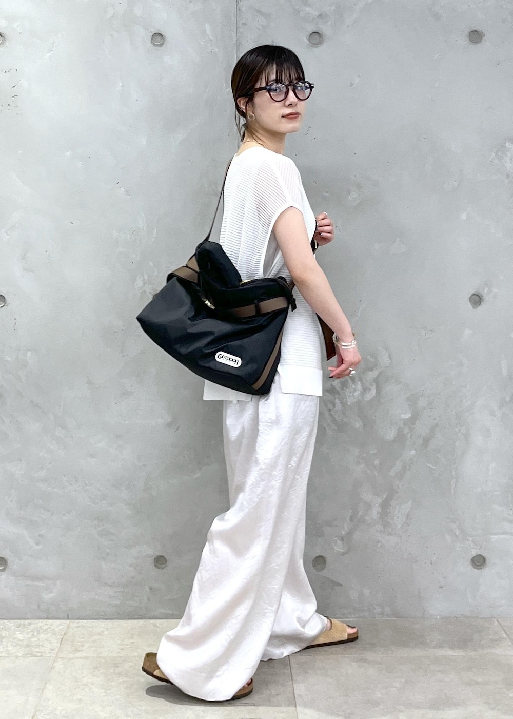 「シアー、プルオーバー、オールインワン、BIRKENSTOCK、Arizona VL Dotted、OUTDOOR PRODUCTS for SALON、OUTDOOR PRODUCTS、別注、トートバッグ、サロンアダムエロペ、24SS春の新作、24SS予約、24SS夏の新作、骨格ウェーブ、ブルべ」｜「SALON adam et rope'のシアーメッシュ2WAYプルオーバー【洗える】（ニット/セーター、ホワイト系）」を使った、michiruさん（レディース・156cm）の春コーディネートの3枚目の写真