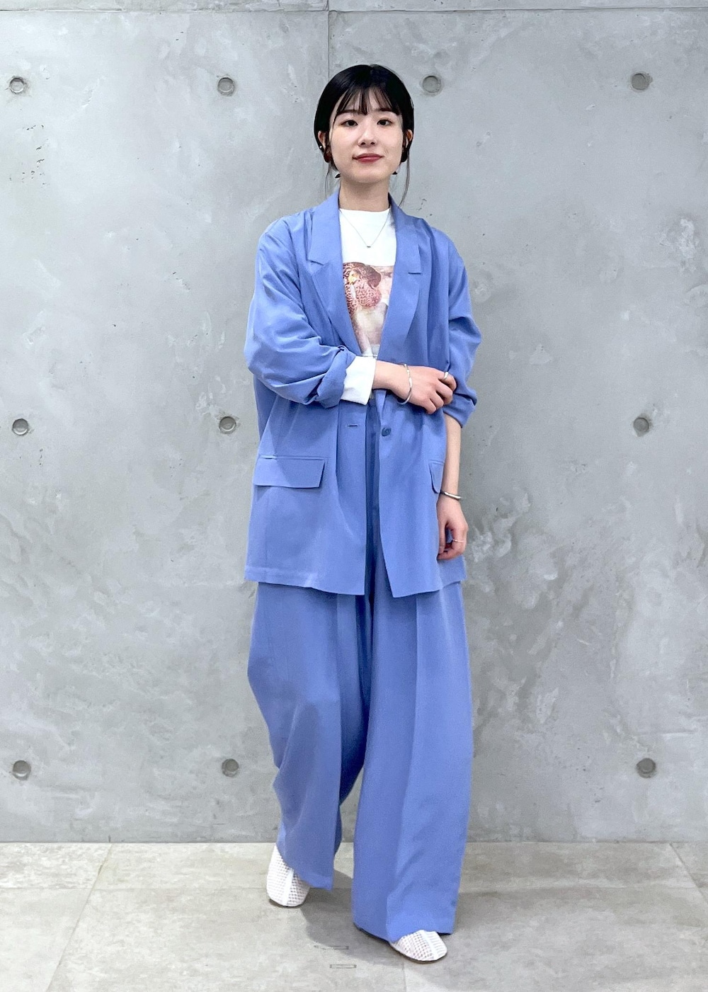 「ジャケット、シャツジャケット、ブルー、duft、フラワー、フォトプリント、Tシャツ、ホワイト、パンツ、ブーツ、メッシュ、フラワーバッグ、ショルダーバッグ、GENTLE SILK、PELLICO SUNNY」｜「SALON adam et rope'の[25SS]GENTLE SILK パンツ【セットアップ対応】（その他パンツ、ブルー系）」を使った、michiruさん（レディース・156cm）の冬コーディネートの5枚目の写真