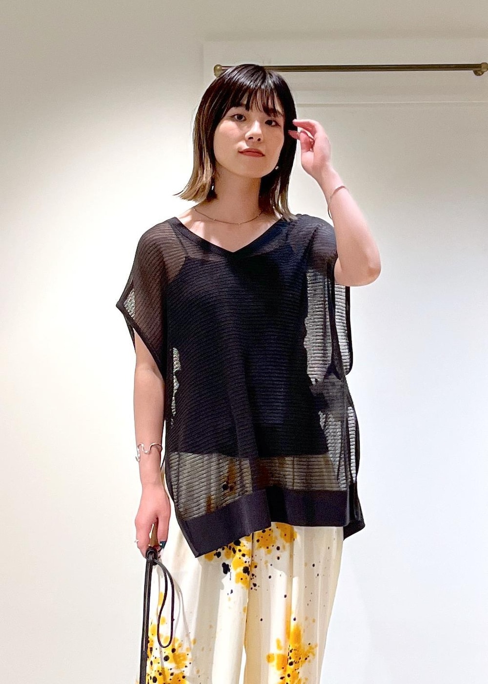 「SALE、SALEコーデ、デザインtops、シアー、メッシュ、2way、チャコール、SUKU HOME、ルームウェア、BRENTELLA、BAGMATI、ブラック、カゴバッグ、プルオーバー、イエロー」｜「SALON adam et rope'の【BRENTELLA（ブレンテッラ）】Wストラップトングサンダル（サンダル、ブラック系）」を使った、michiruさん（レディース・156cm）の夏コーディネートの5枚目の写真